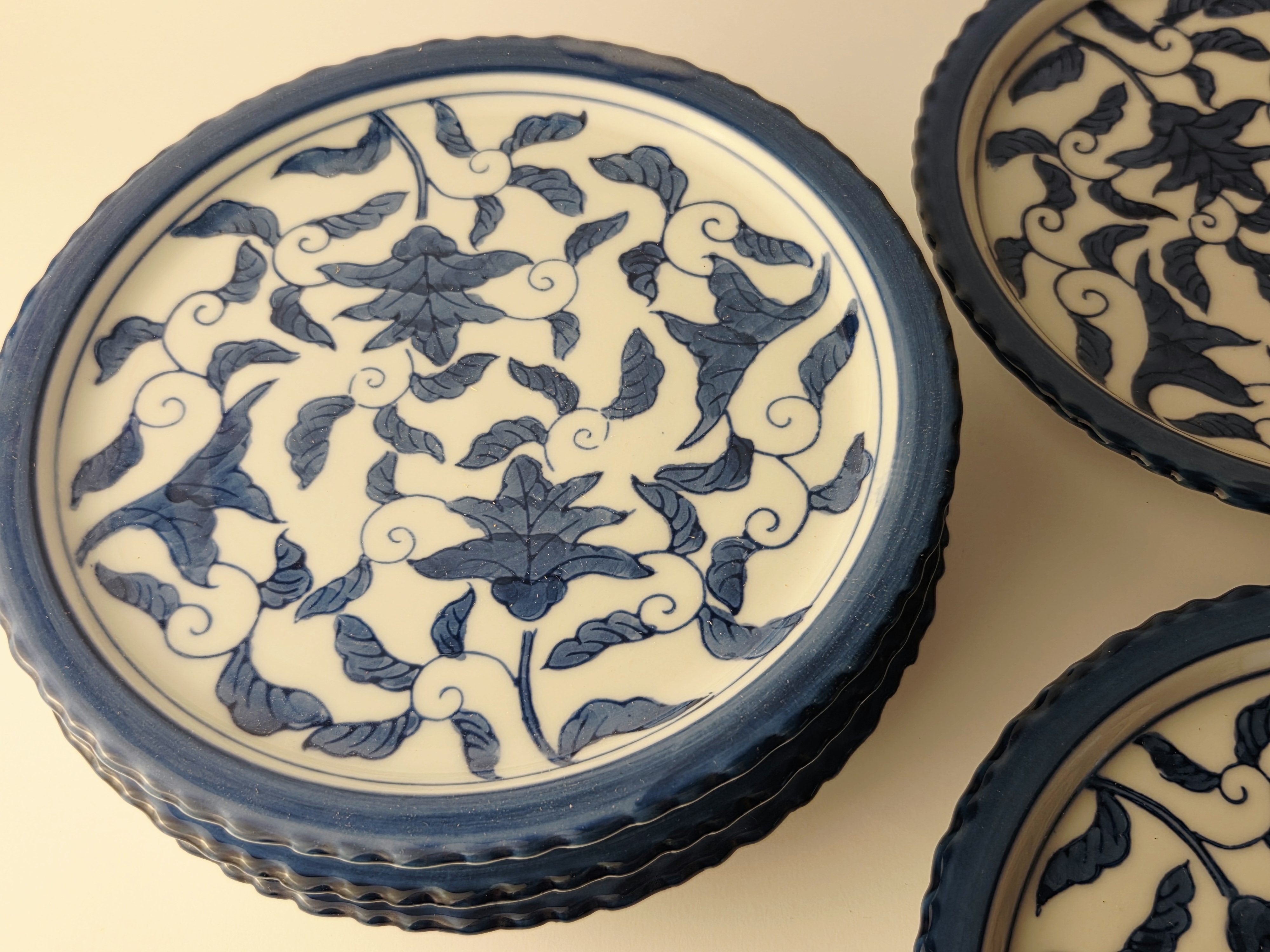 Vintage Arita-yaki porceliano lėkščių rinkinys „Karakusa“ (5 vnt.)