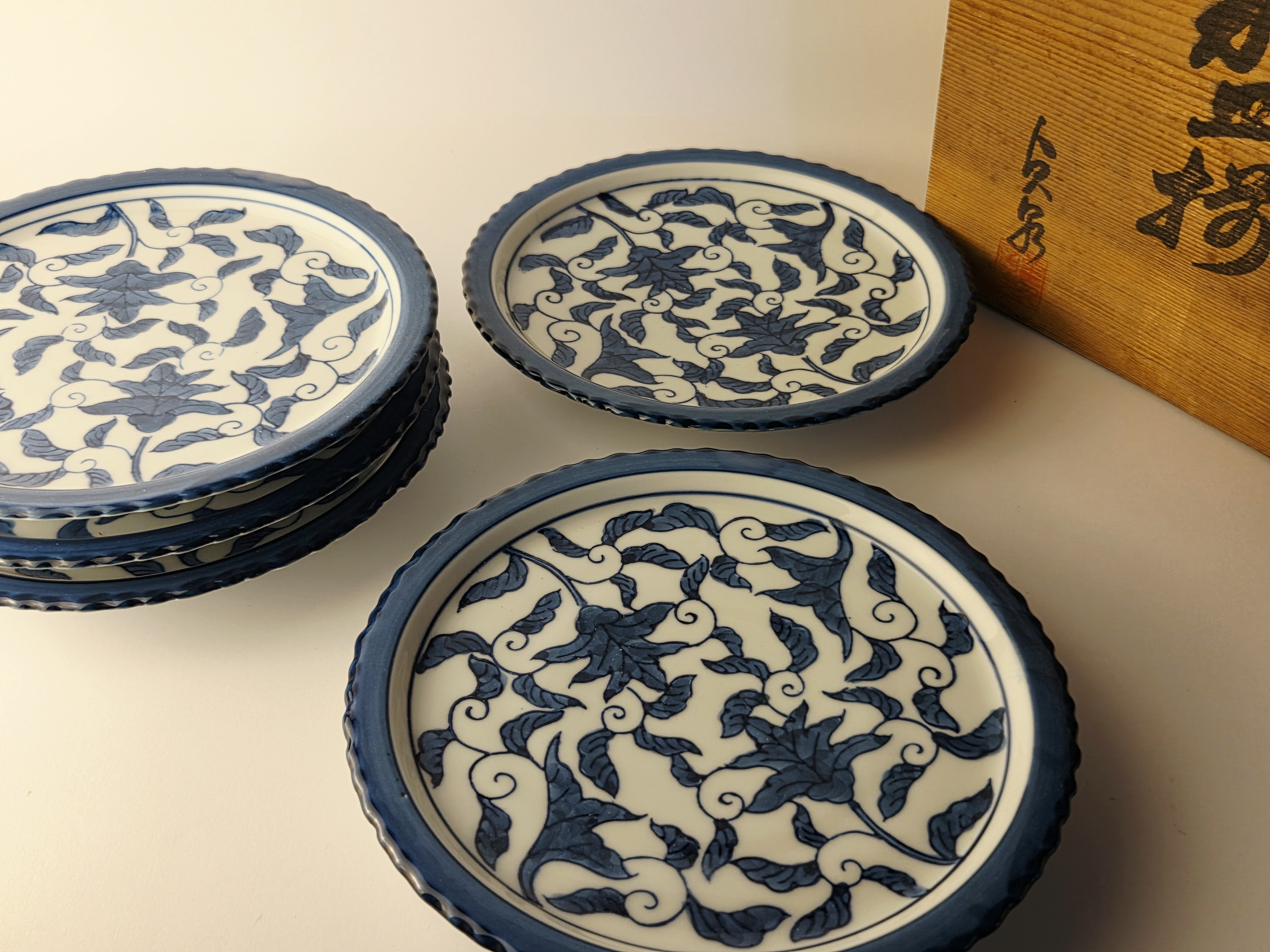 Vintage Arita-yaki porceliano lėkščių rinkinys „Karakusa“ (5 vnt.)