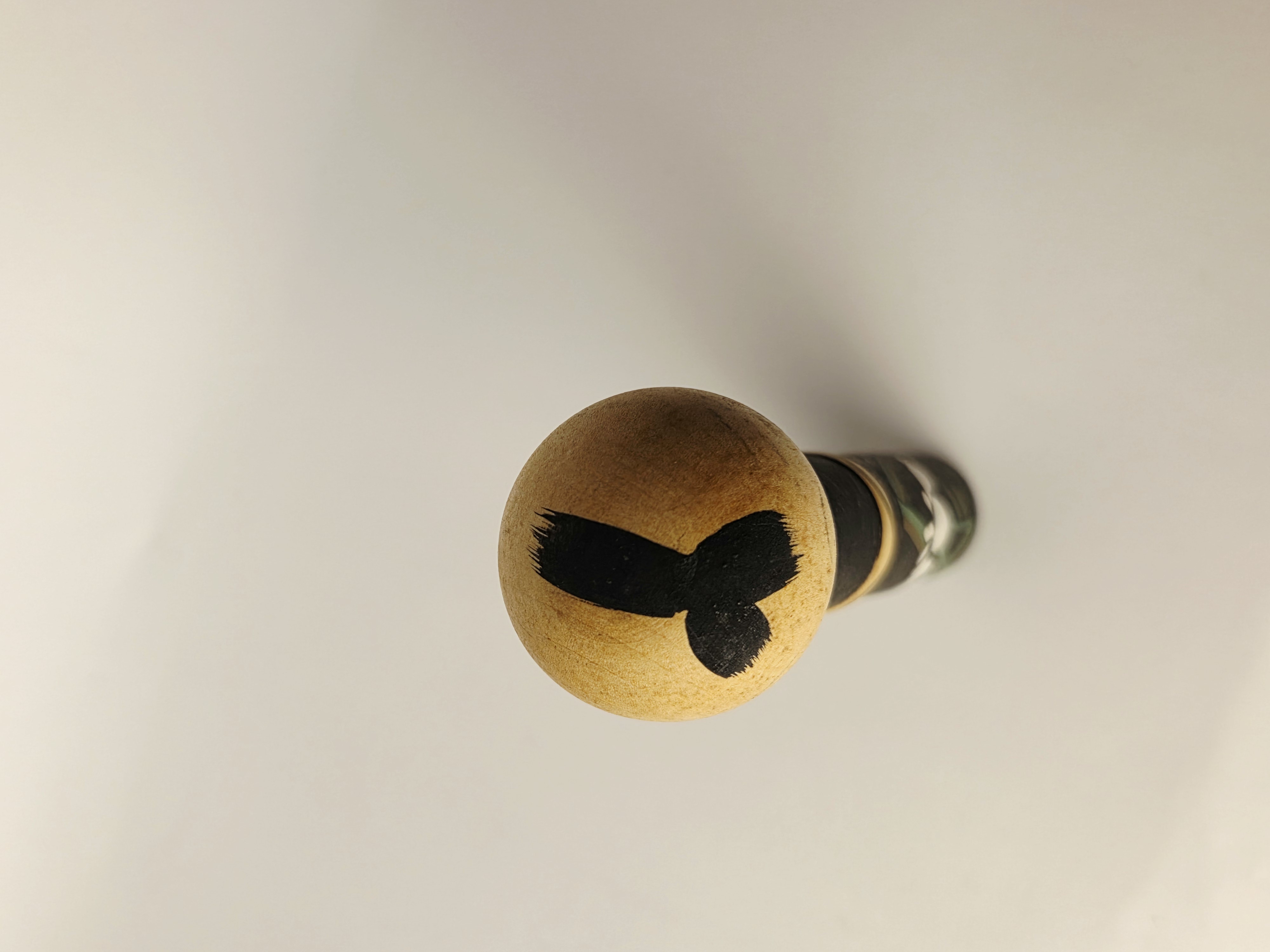 Vintage japoniška Kokeshi lėlė su vilkdalgių motyvu – 17,5 cm