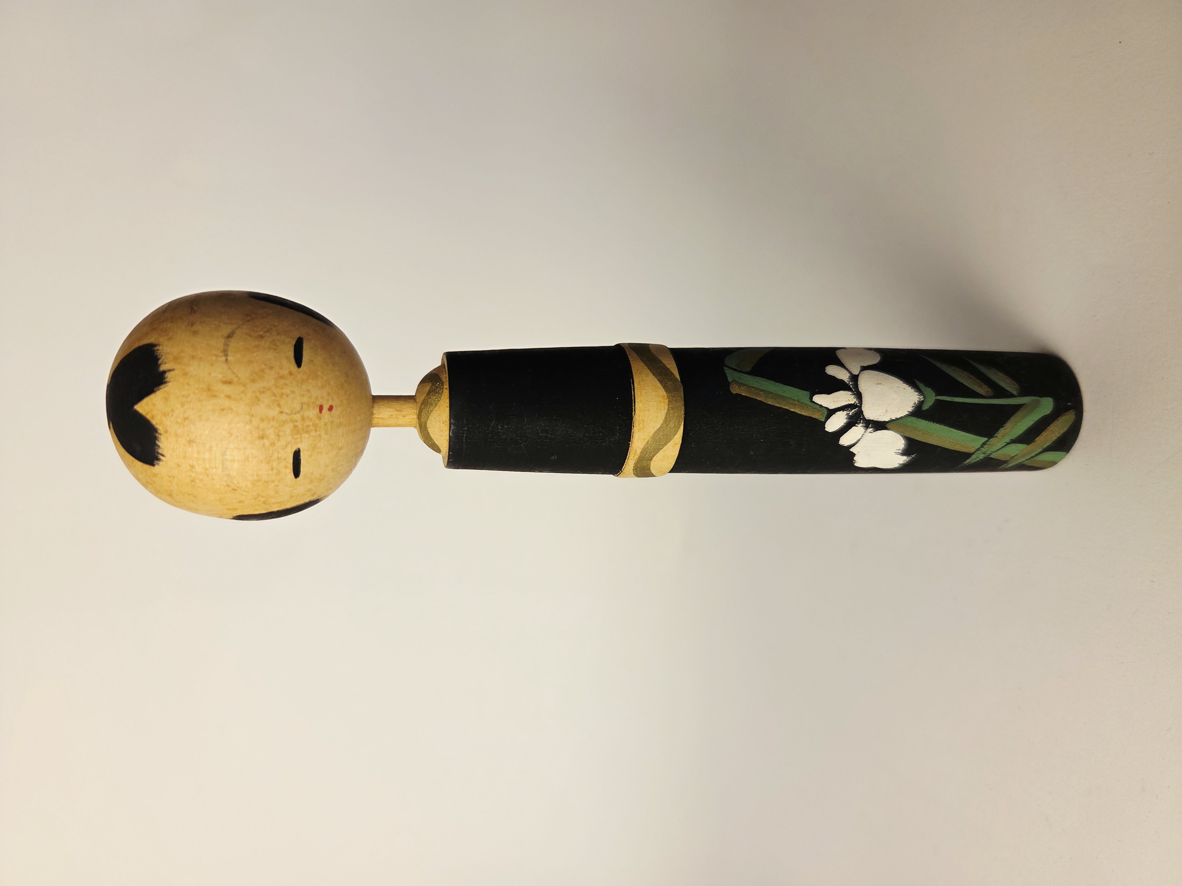Vintage japoniška Kokeshi lėlė su vilkdalgių motyvu – 17,5 cm