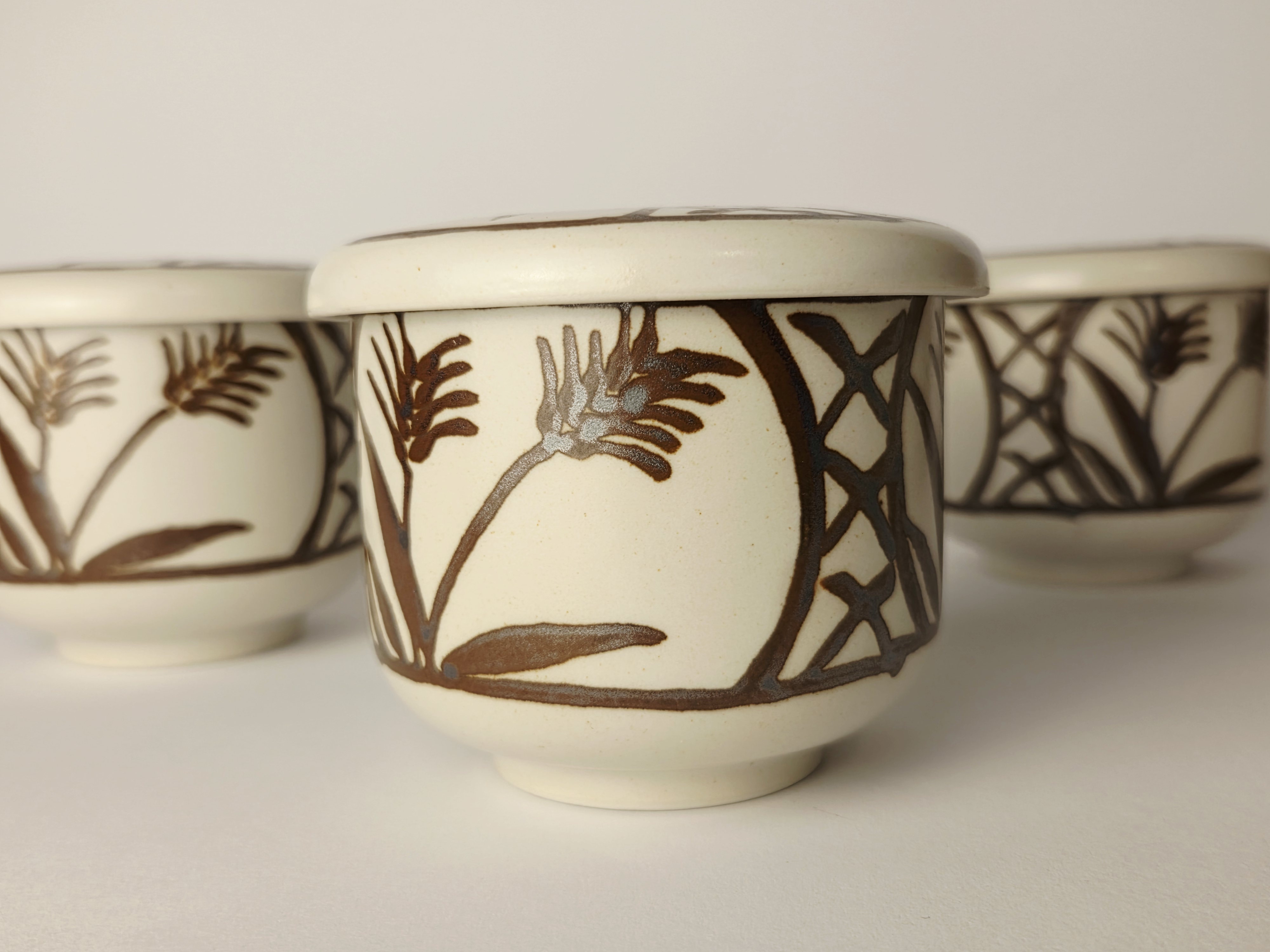 Tachikichi vintage keramikiniai puodeliai su dangteliais (3 vnt.)