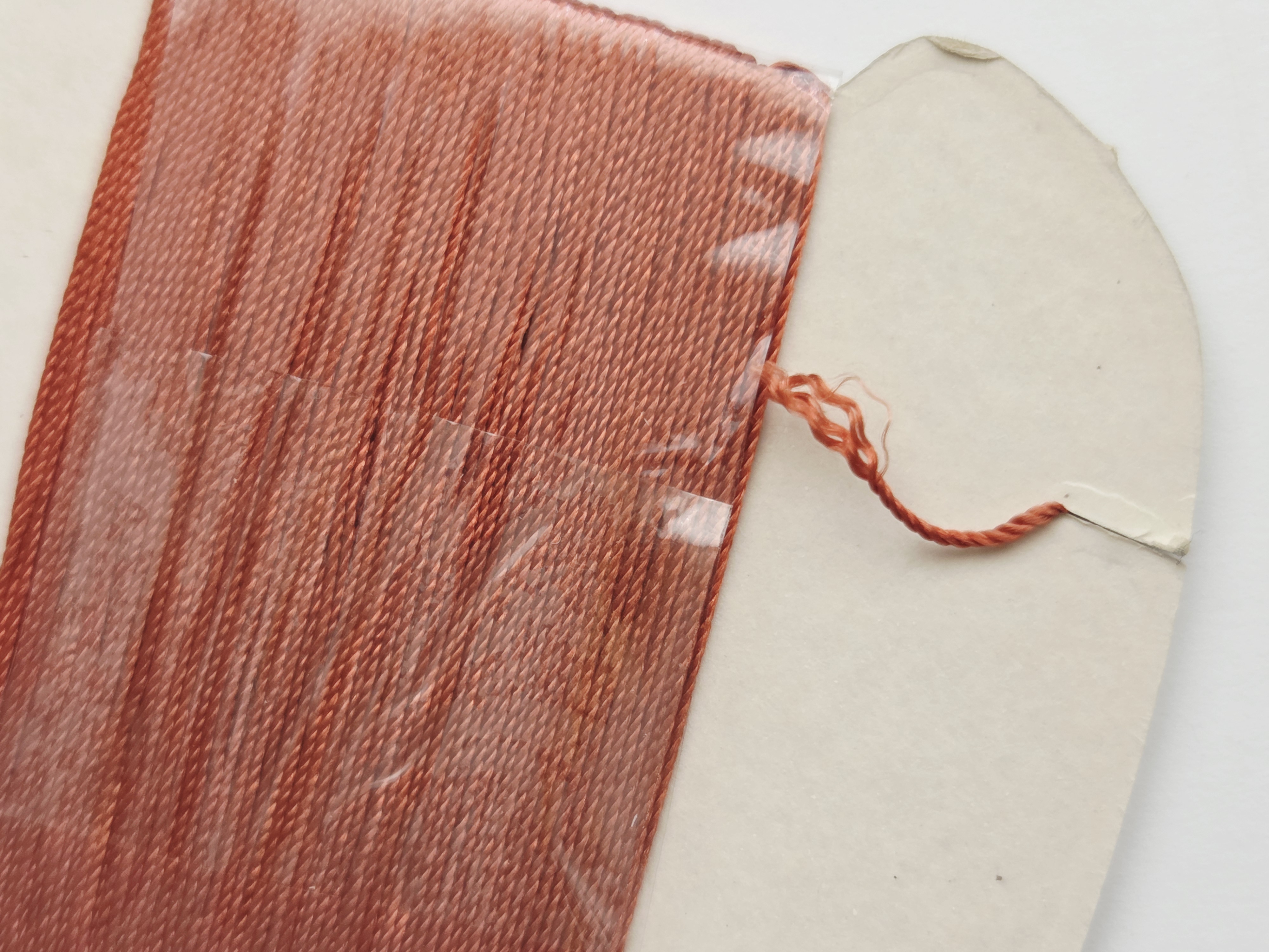 Tire 100% šilko siūlas