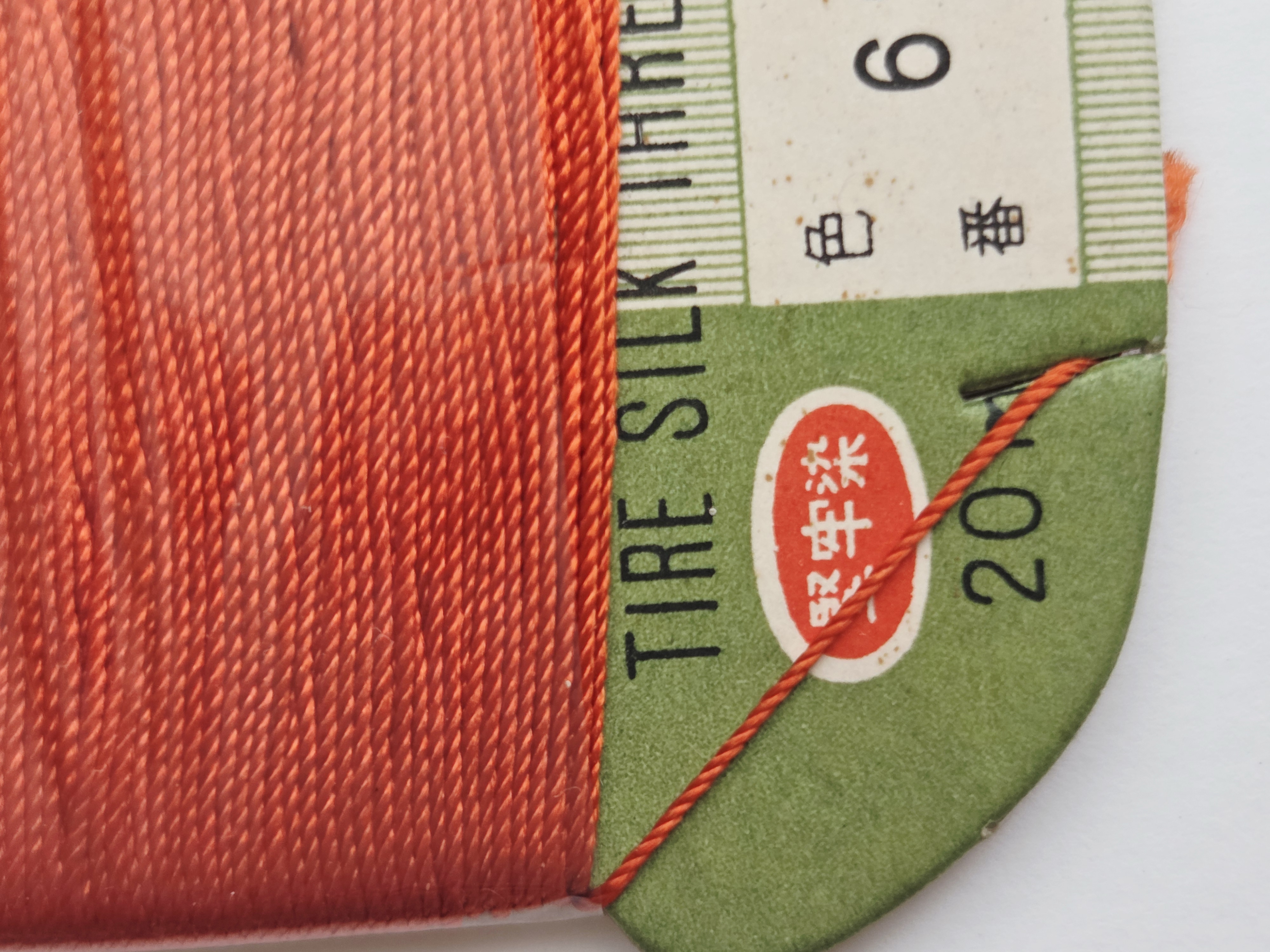 Tire 100% šilko siūlas