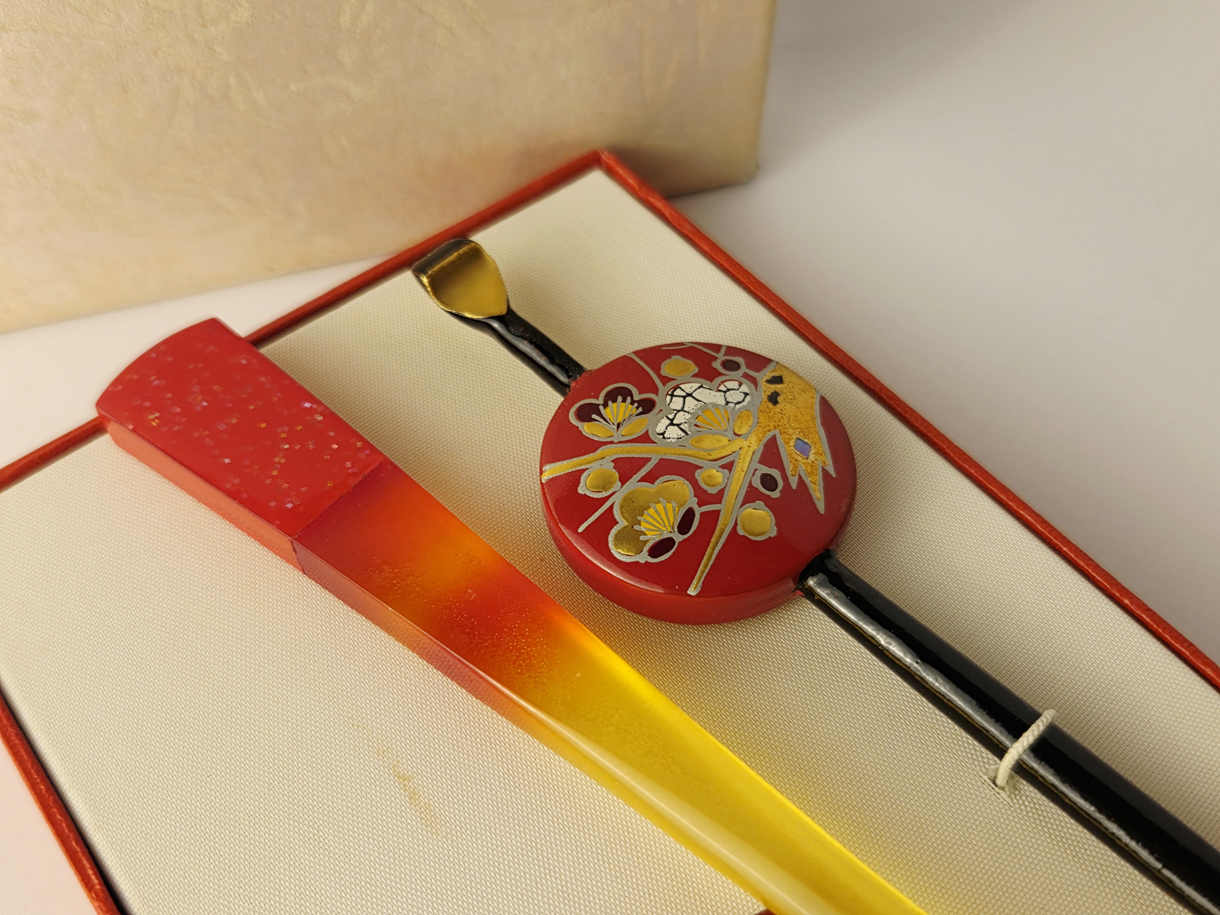 Vintage japoniškas Kanzashi plaukų aksesuarų rinkinys dėžutėje
