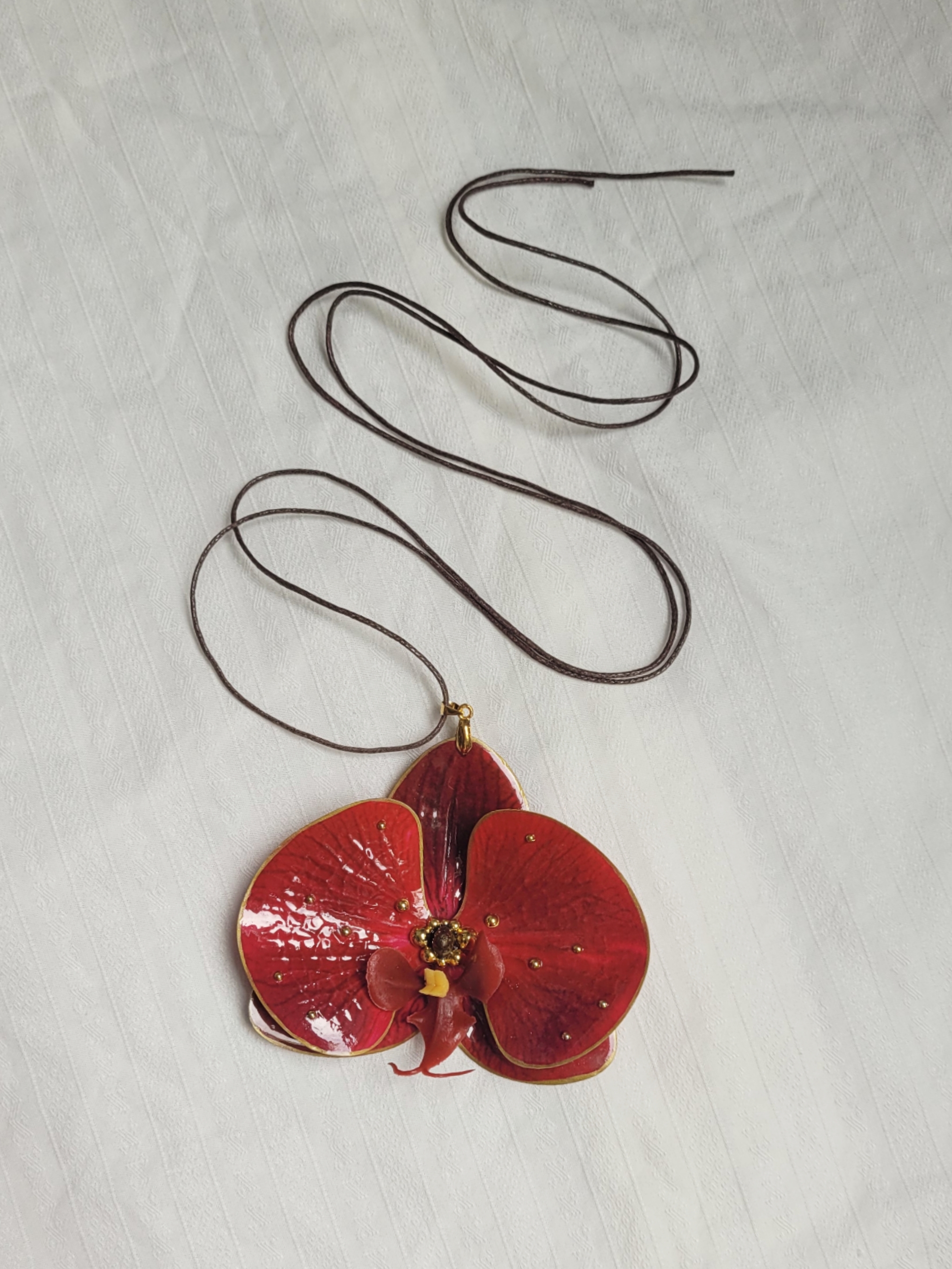 Collier orchidée rouge