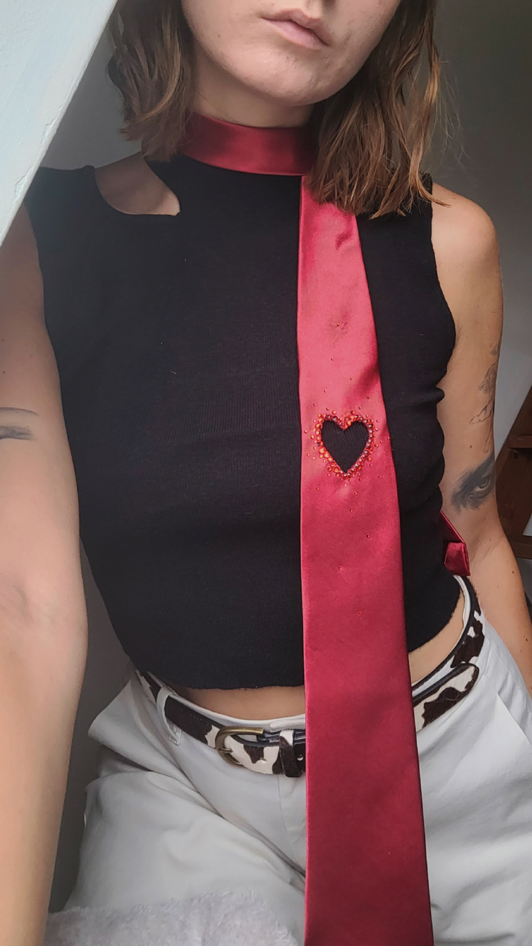 Cravate coeur creusé