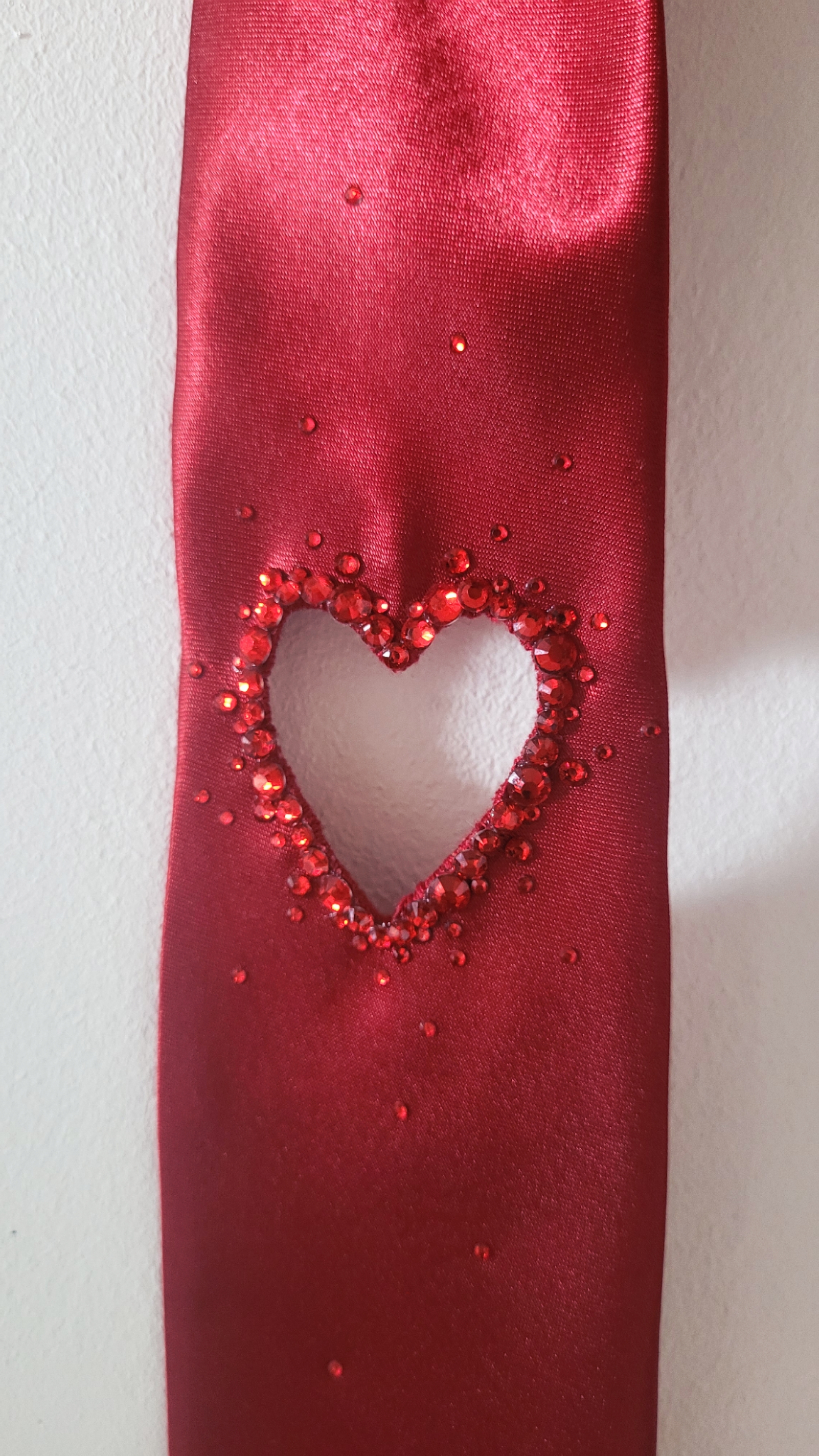 Cravate coeur creusé
