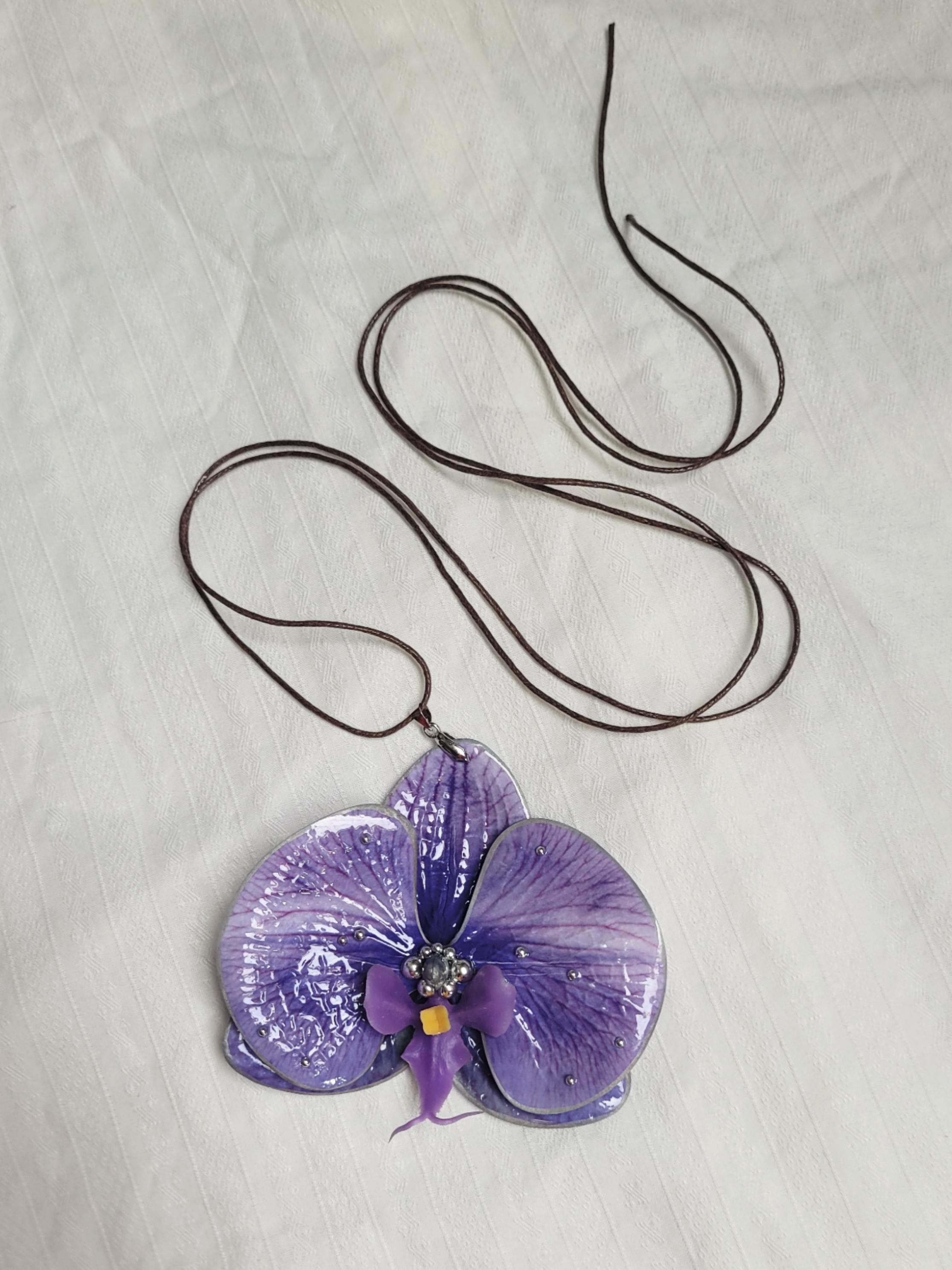 Collier orchidée violette