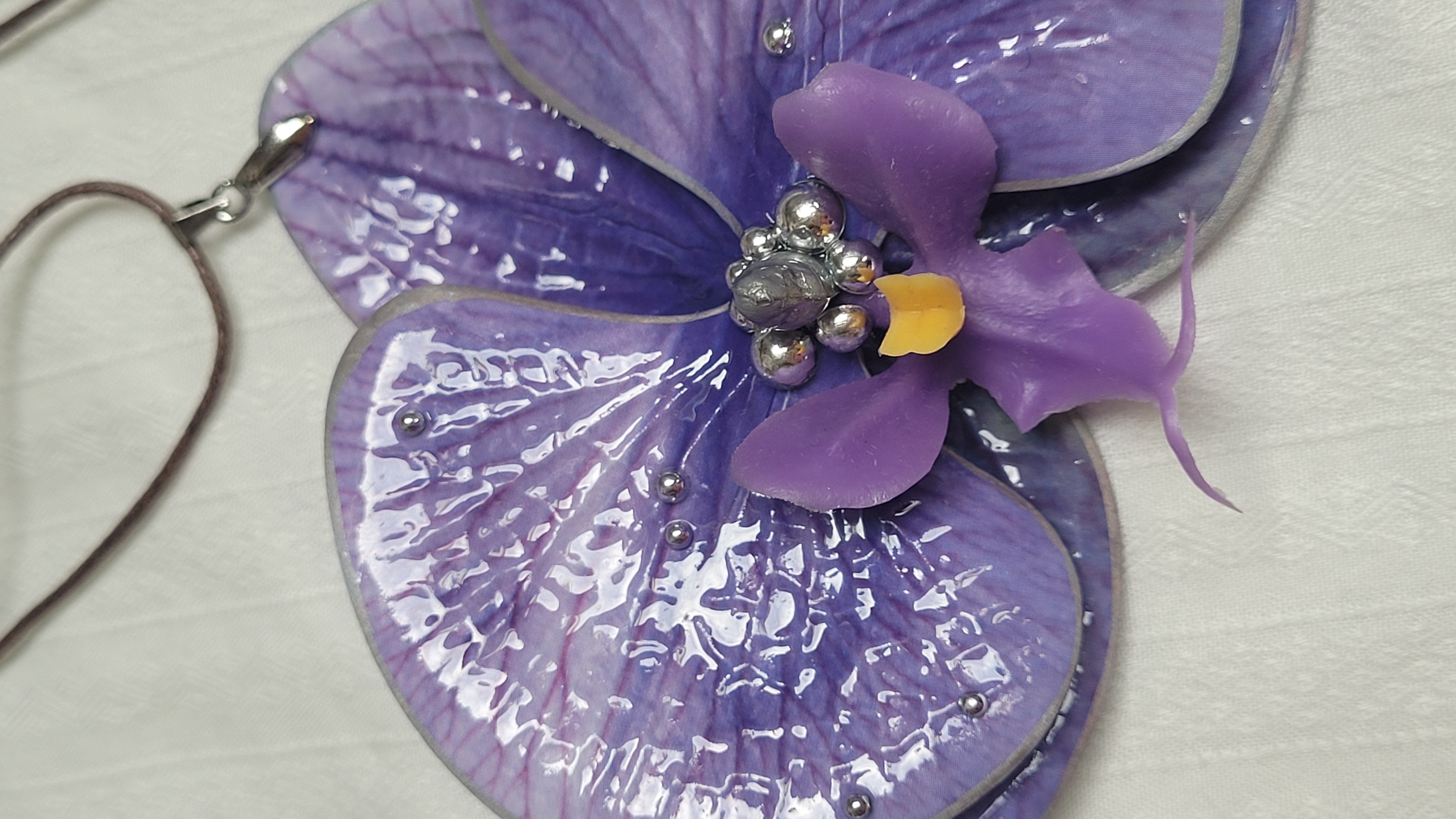 Collier orchidée violette