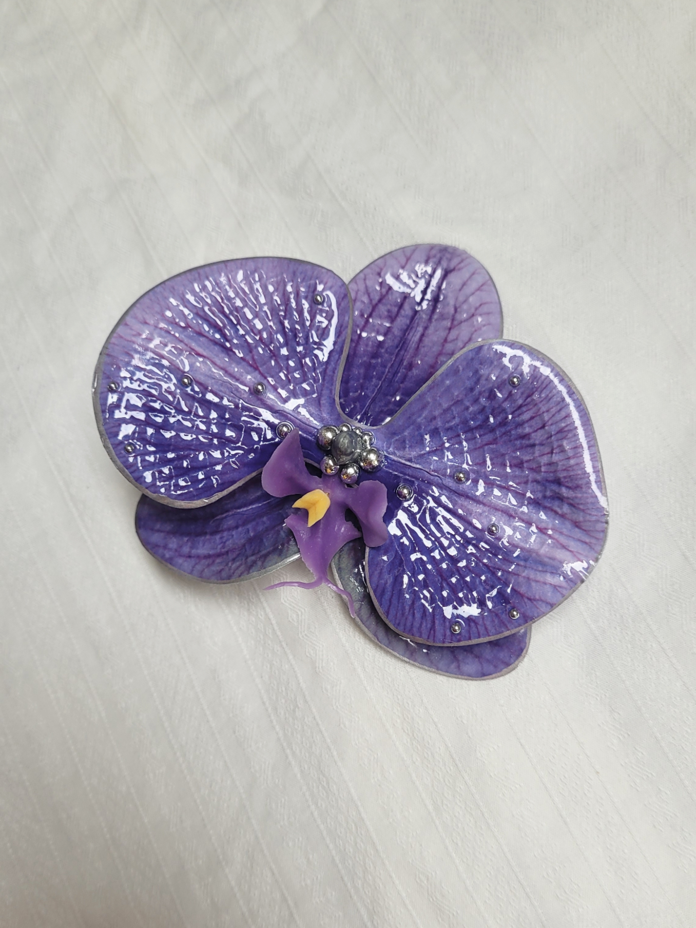Broche orchidée violette