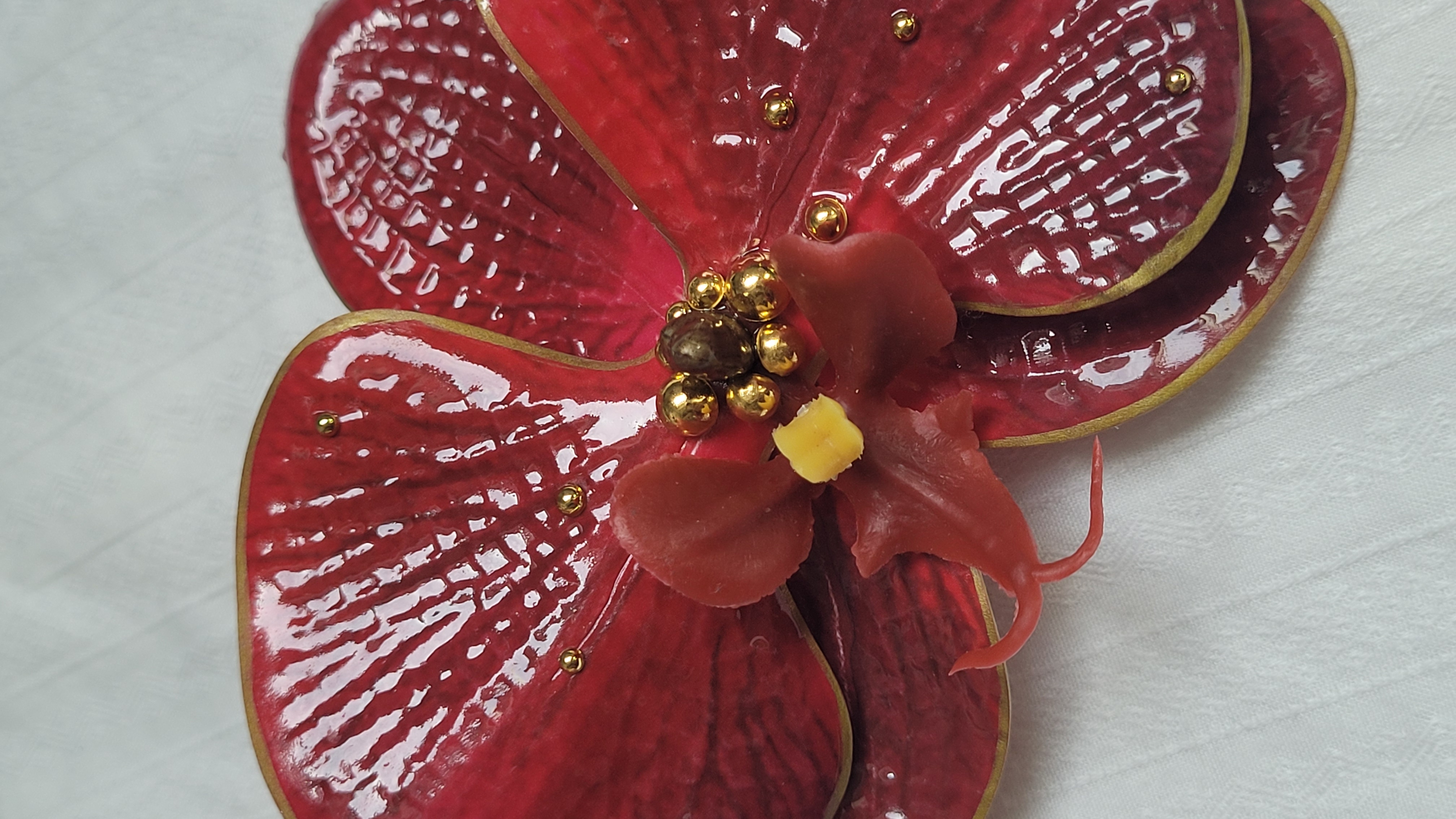 Broche orchidée rouge