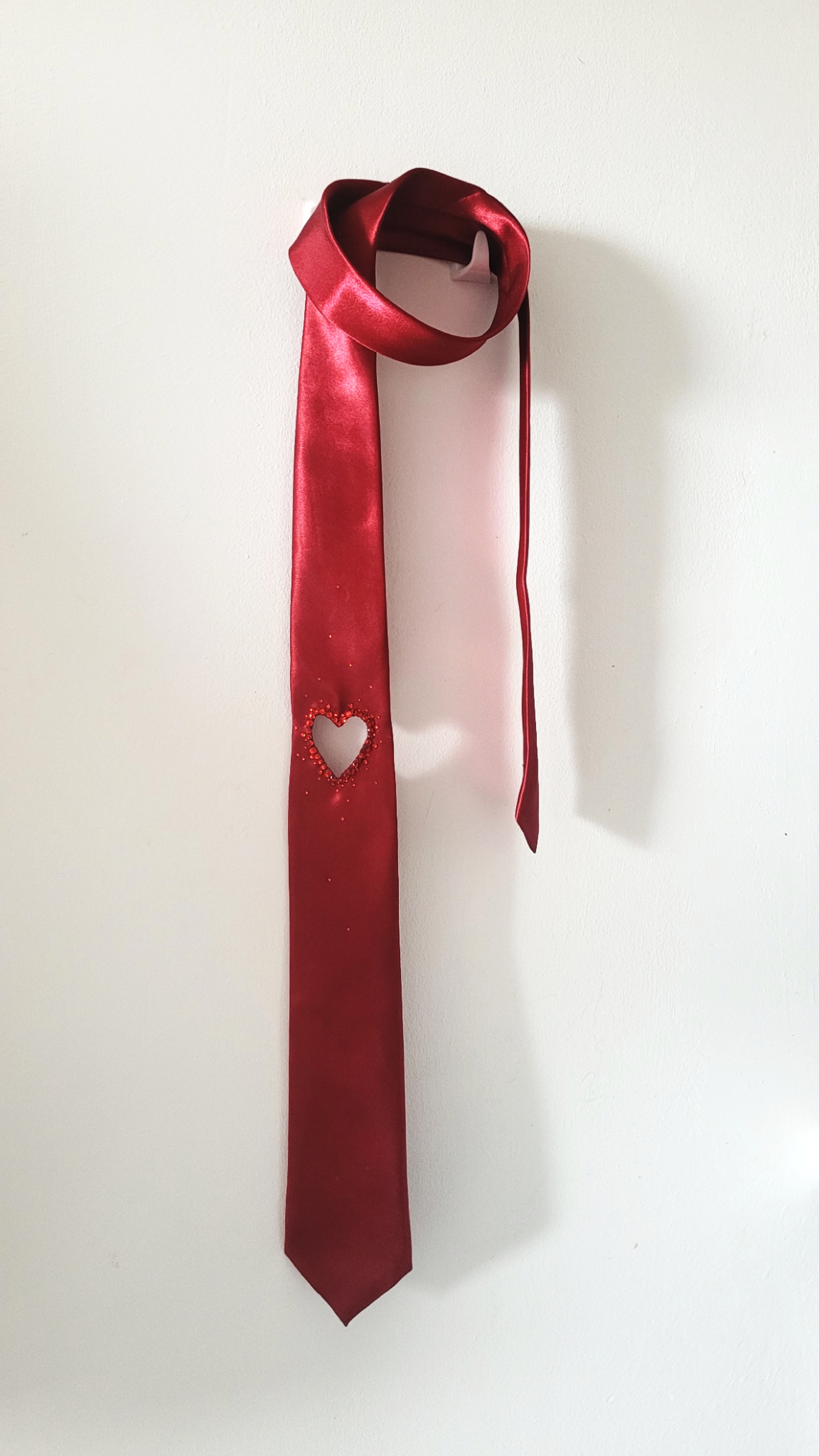 Cravate coeur creusé