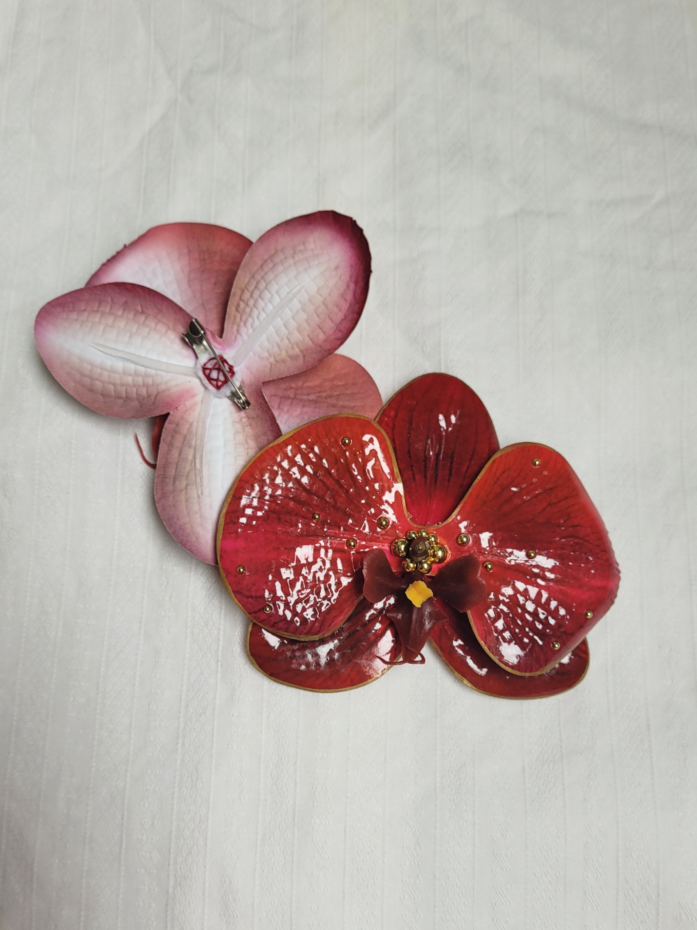 Broche orchidée rouge