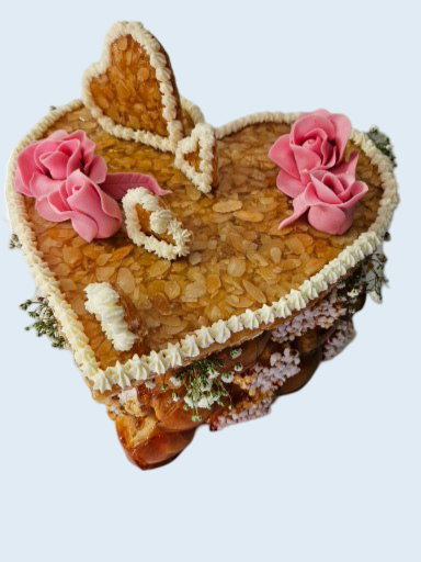 Pièce montée de 50 choux perlés et coqués caramel avec plaque de nougatine en forme de coeur 