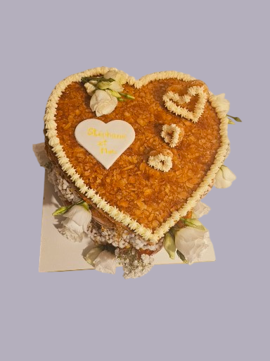 Pièce montée de 50 choux perlés et coqués caramel avec plaque de nougatine en forme de coeur 