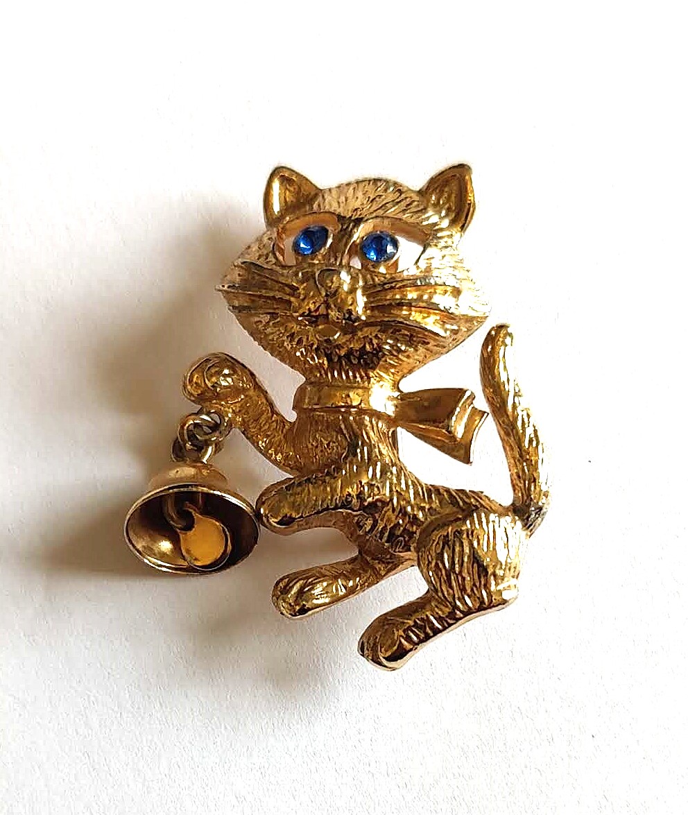Vintage Signed "AVON" Cat Pin
