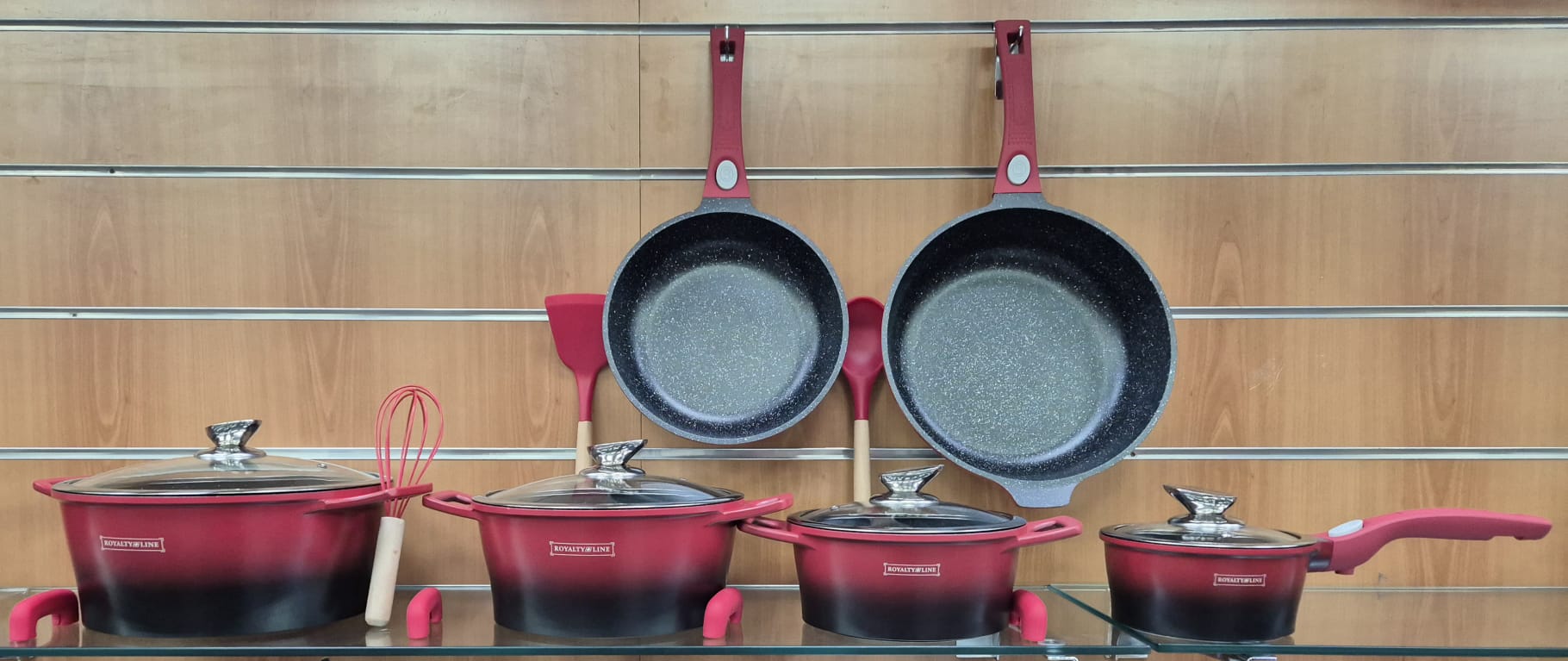 Batterie de cuisine 17 pièces poignets amovible rouge et noir ROYALTY LINE