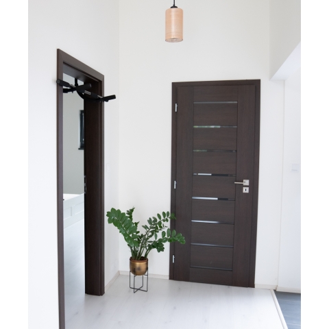 Prie dujų tvirtinamas prisitraukimų skersinis inSPORTline DCB100