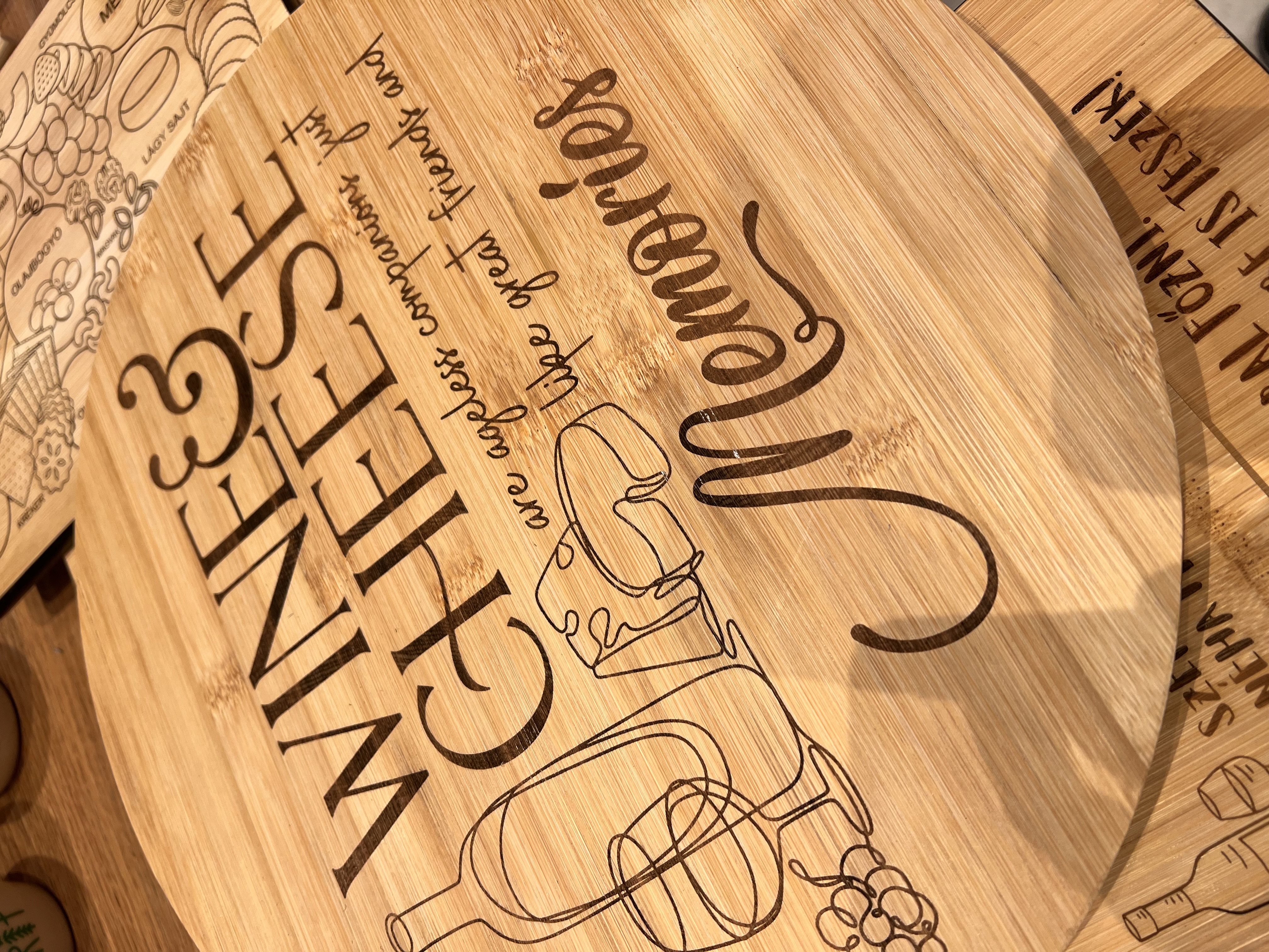 Gravírozott bambusz forgó tálalódeszka