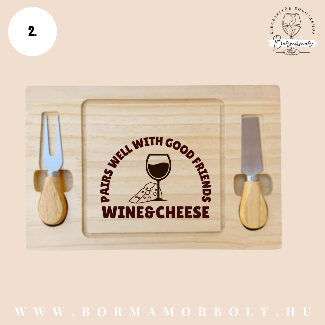 Gravírozott sajt tálaló, sajt késekkel