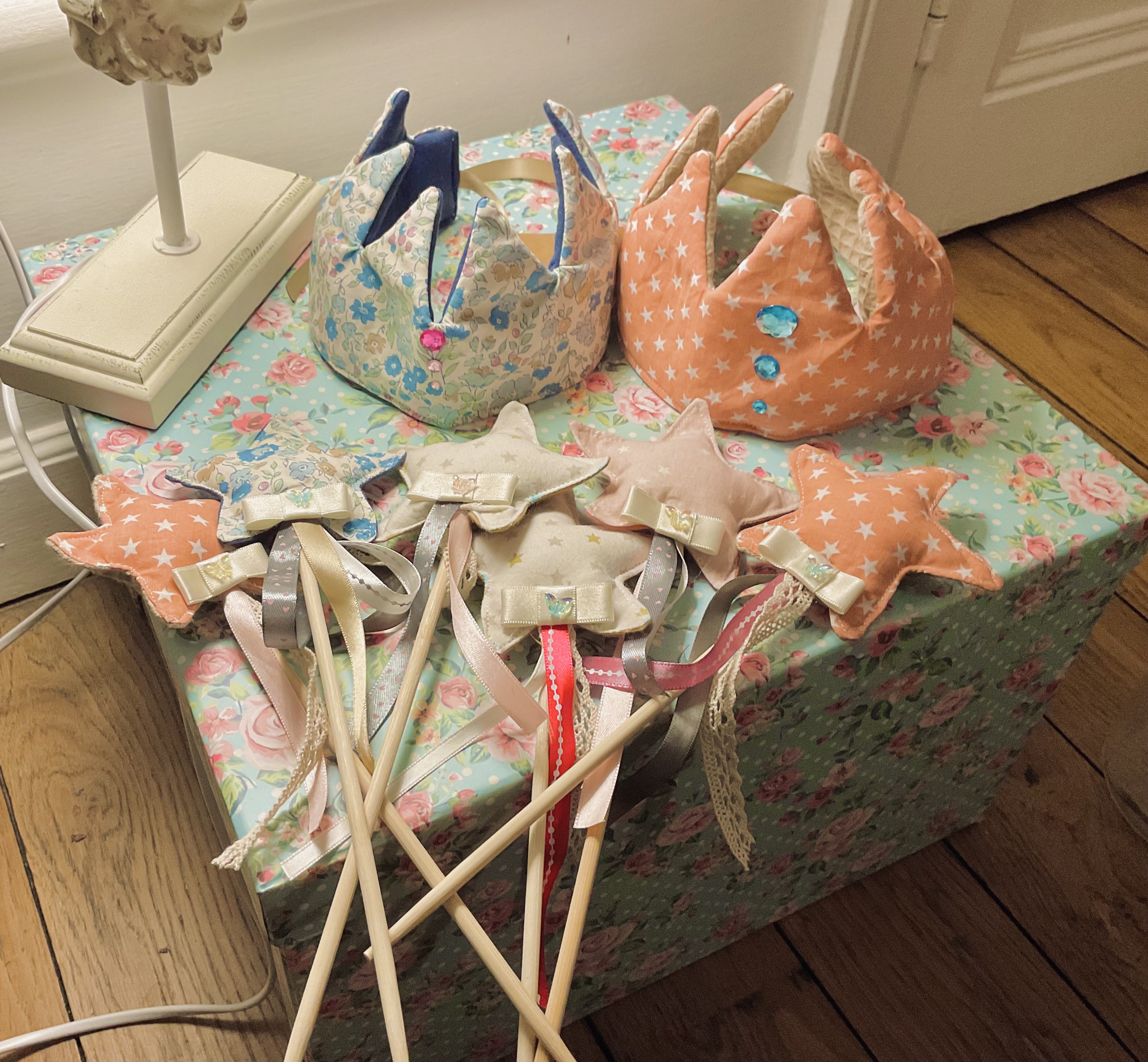 Couronne et baguette magique