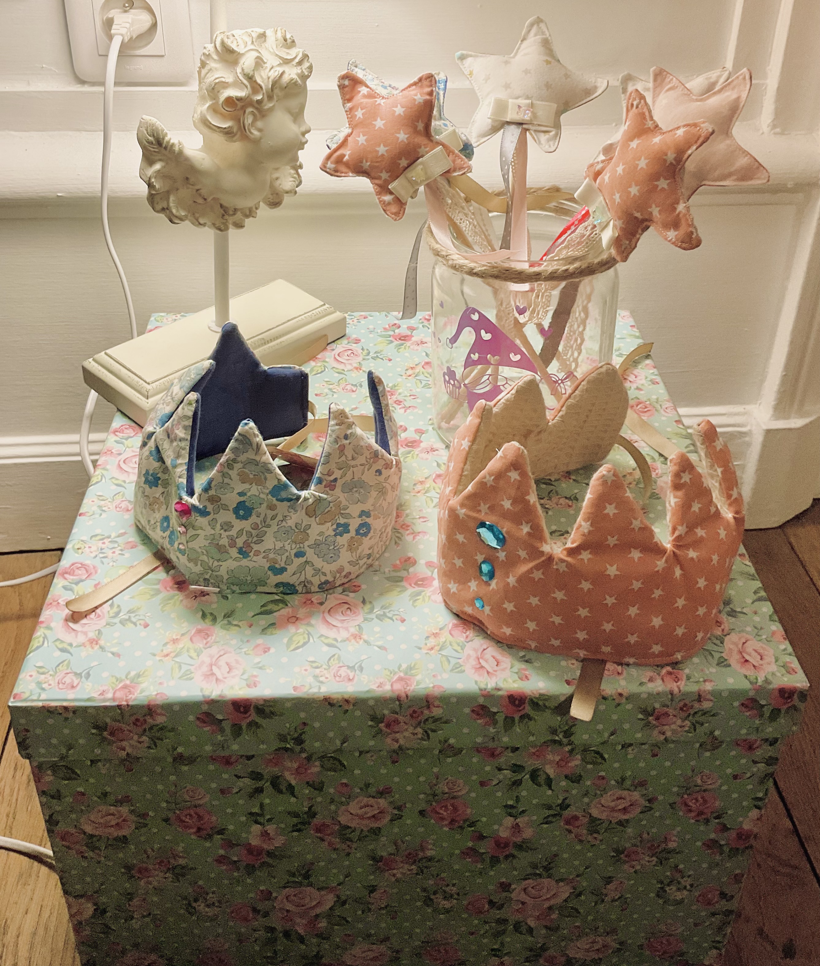 Couronne et baguette magique