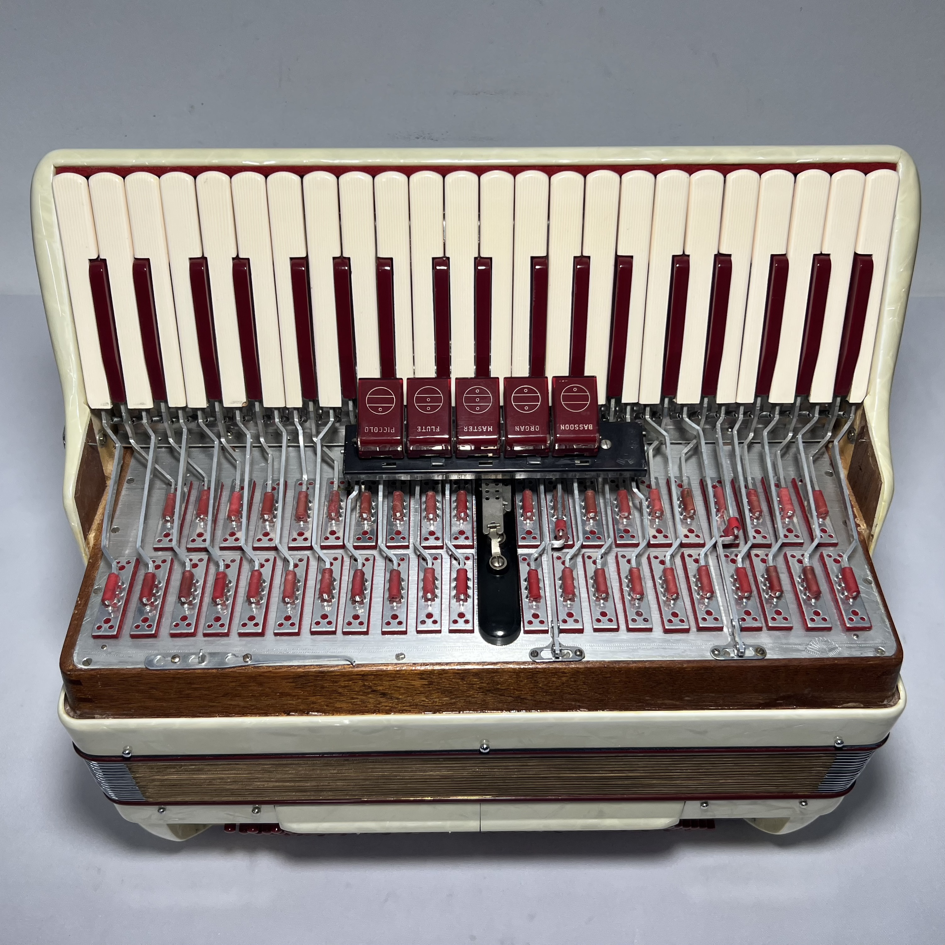 Acordeon Scandalli Favo de Mel - Terça Oitavada - 5/2 Reg - 8.5 kg - 43 cm 