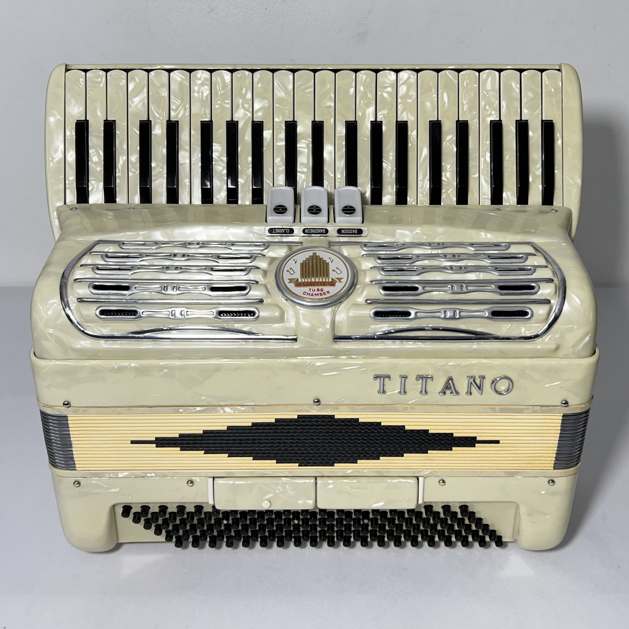 Acordeon Titano Mod. Ideal - Segunda de voz - 3/2 Reg. - 8.3 kg - 43 cm 