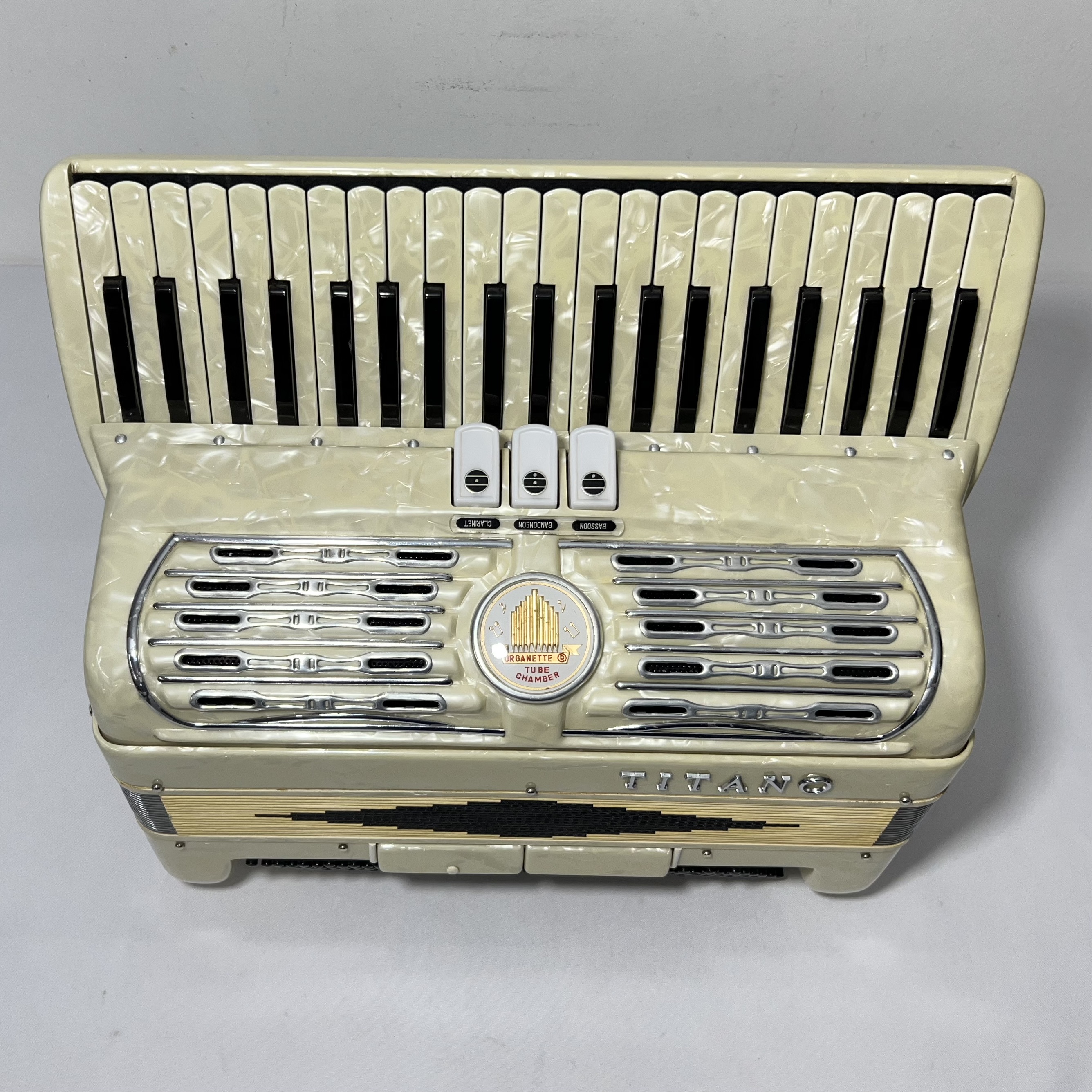 Acordeon Titano Mod. Ideal - Segunda de voz - 3/2 Reg. - 8.3 kg - 43 cm 