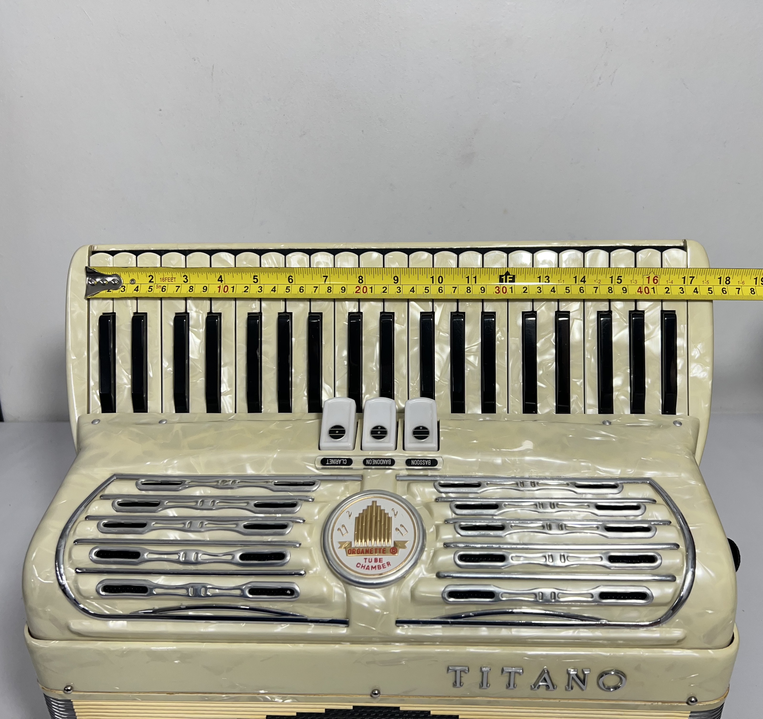 Acordeon Titano Mod. Ideal - Segunda de voz - 3/2 Reg. - 8.3 kg - 43 cm 