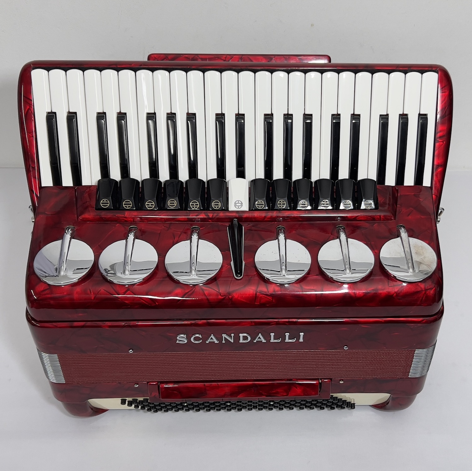 Acordeon Scandalli Brevetto - Quarta de Voz - 13/6 Registros - 11.9 kg - 48 cm