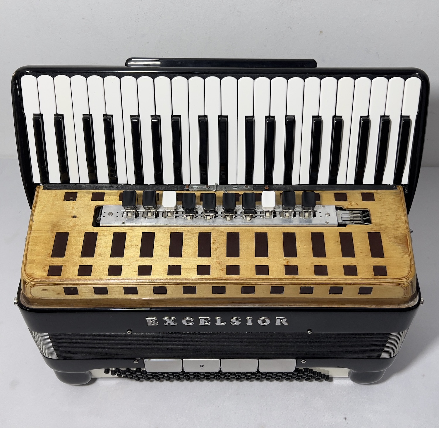 Acordeon Excelsior Model 914 - Quarta Oitavada - 11/4 Reg. - 11.5 kg - 48,5 cm
