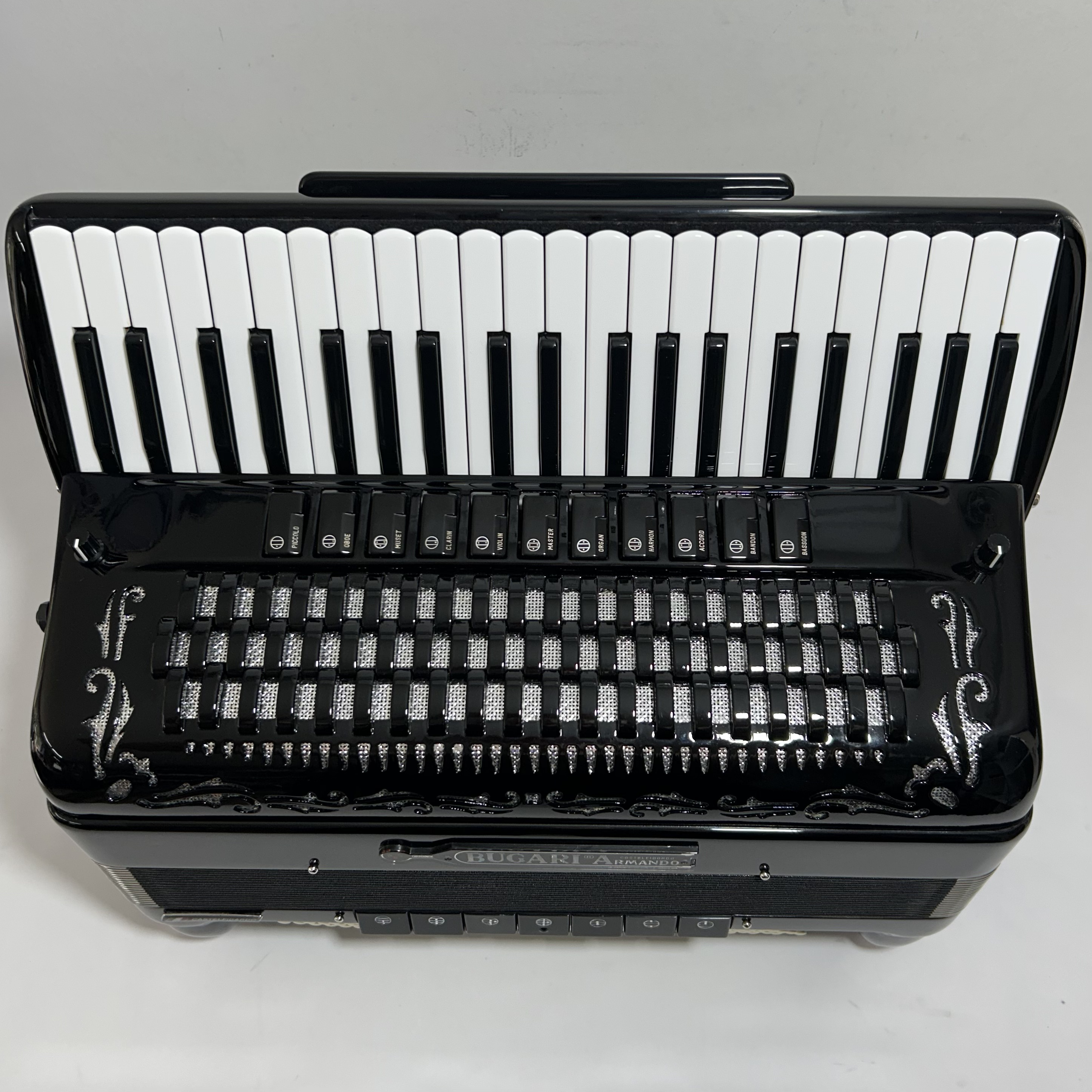 Acordeon Bugari - Quarta de voz - 11/7 Registros - 11.0 kg - 48cm