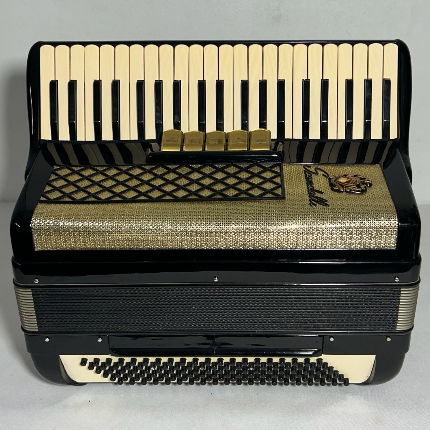 Acordeon Scandalli Série Ouro - Terça Oitavada - 5/2 Registros - 8.4 kg - 43 cm