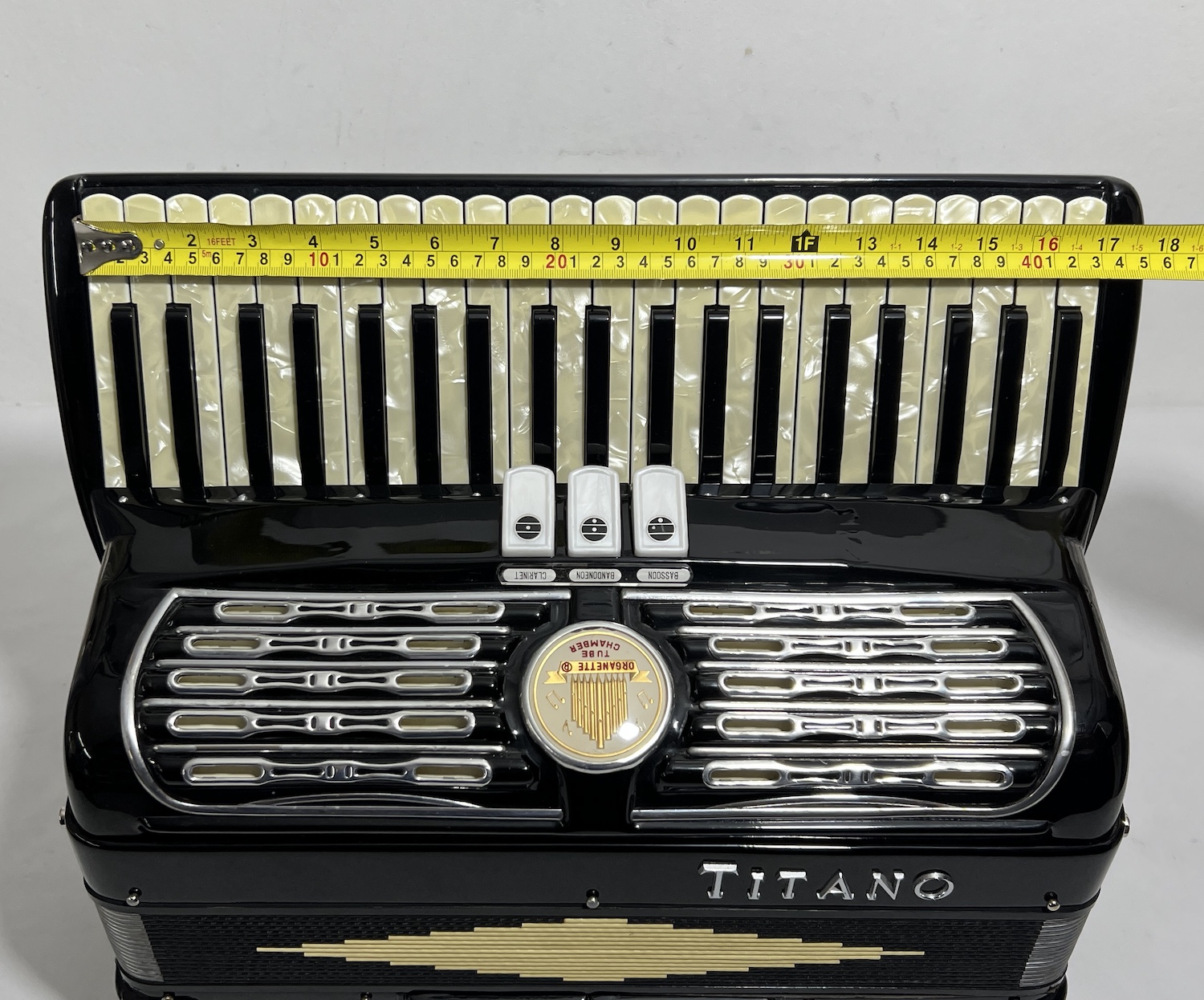Acordeon Titano Model Ideal - Segunda de voz - 3/2 Registros - 8.3 kg - 43 cm 