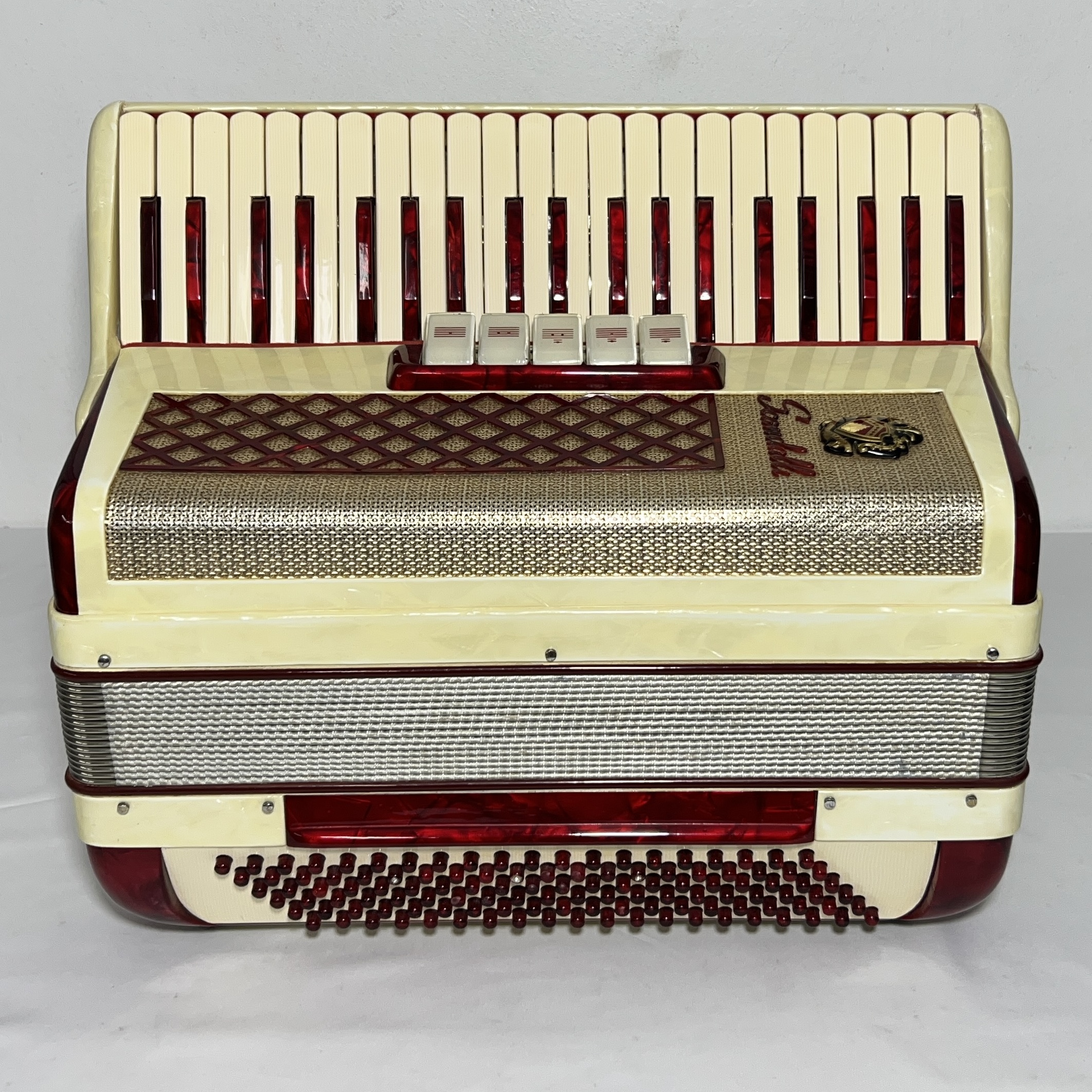 Acordeon Scandalli Série Ouro - Terça Violin - 5/2 Registros - 8.4 kg - 43 cm