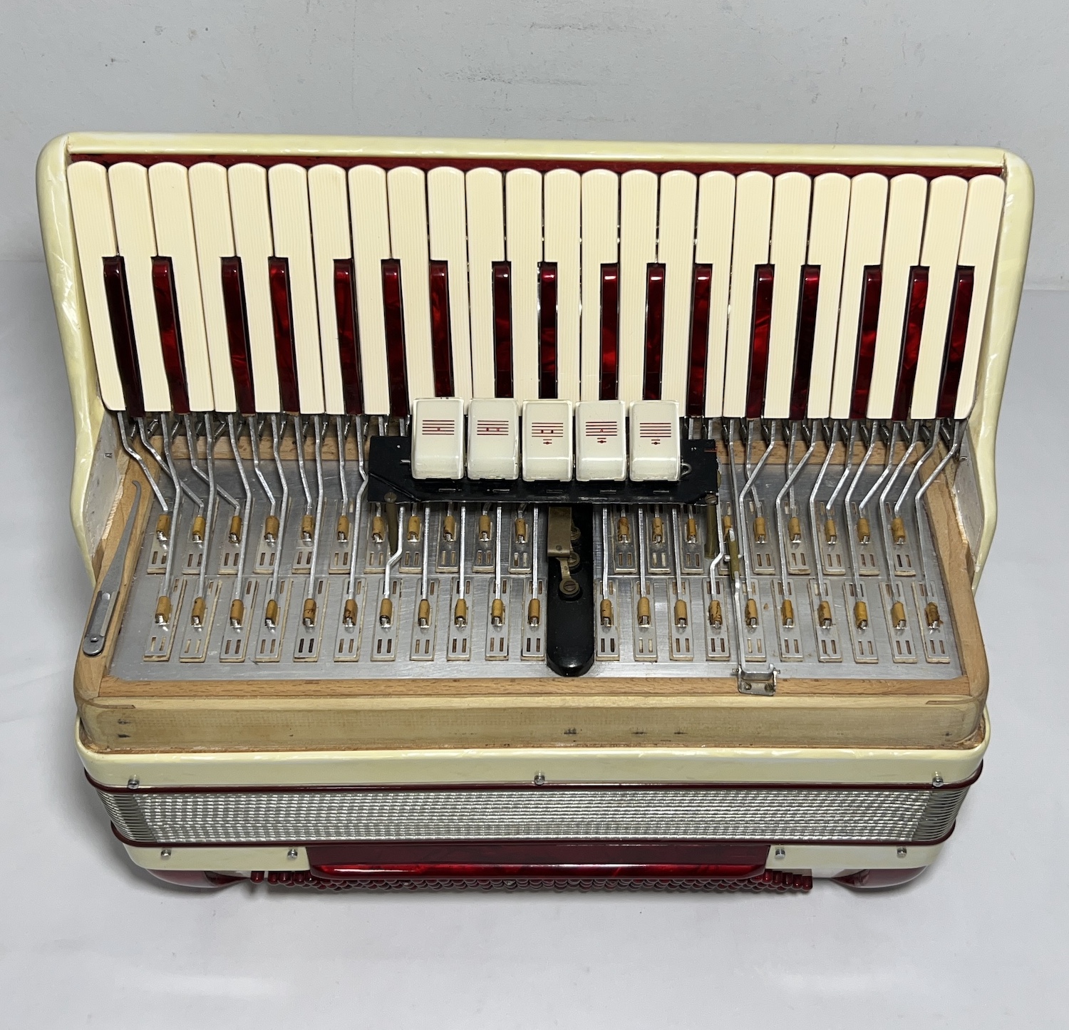 Acordeon Scandalli Série Ouro - Terça Violin - 5/2 Registros - 8.4 kg - 43 cm