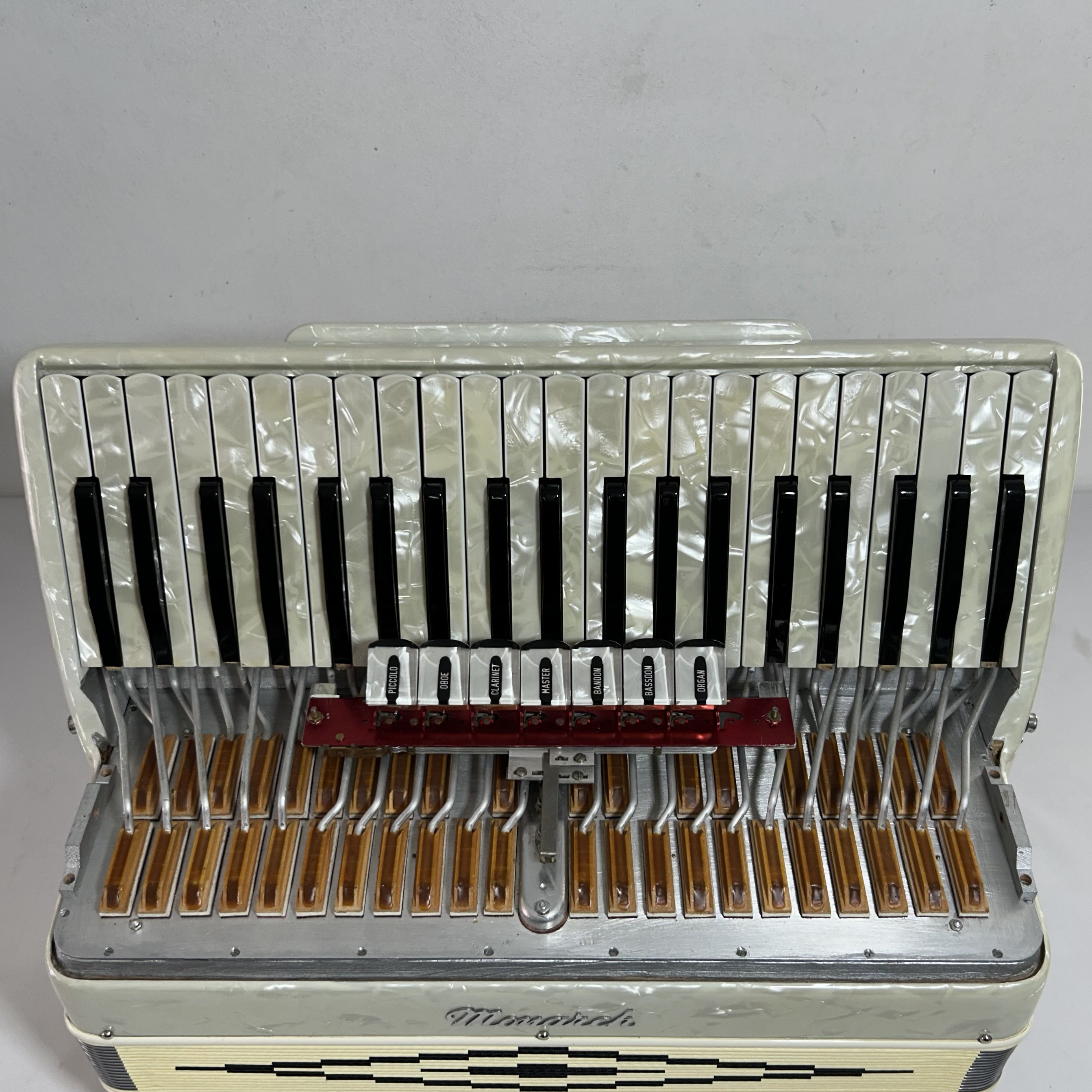 Acordeon Monarch - Terça Oitavada - 7/3 Registros - 9.5 kg - 47 cm 