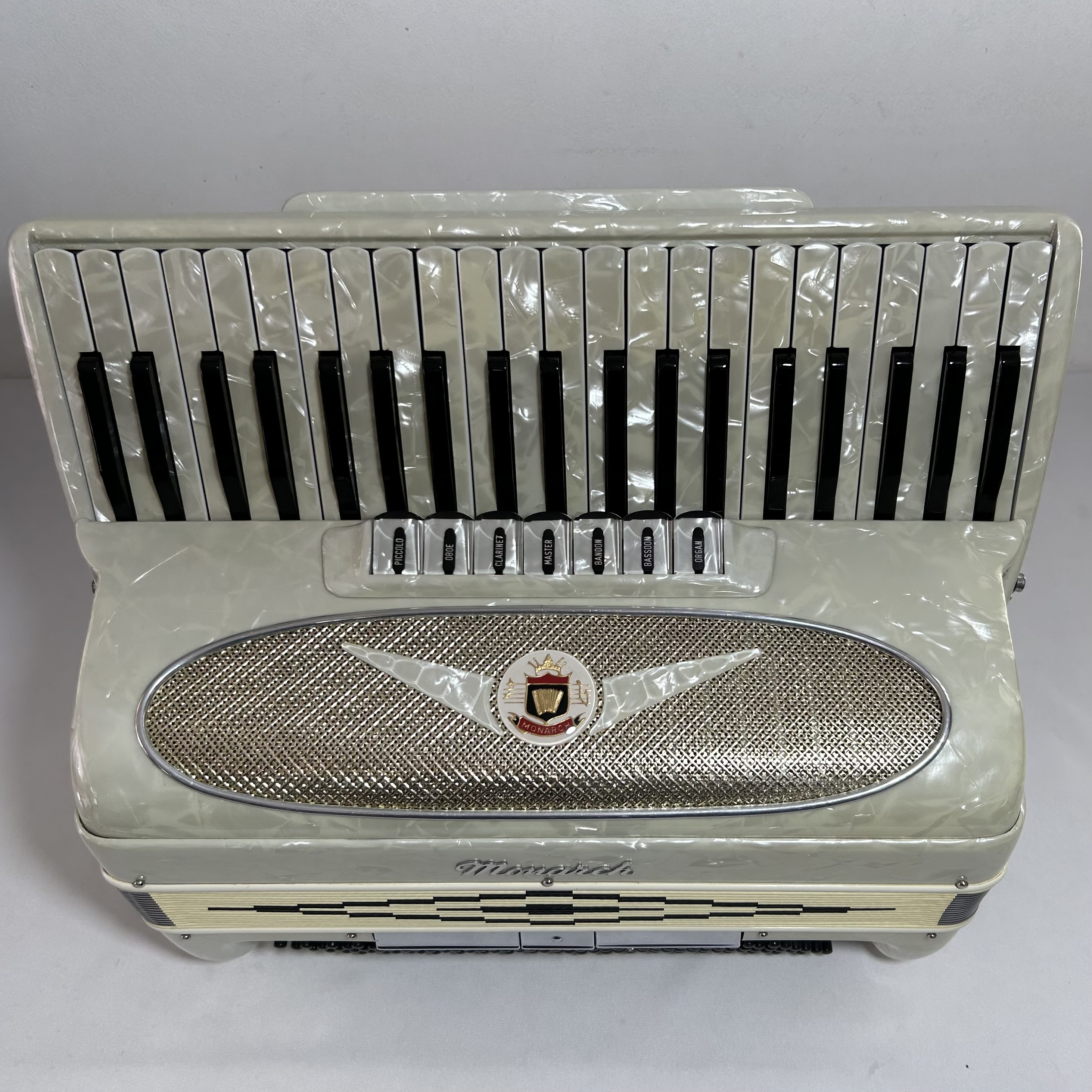 Acordeon Monarch - Terça Oitavada - 7/3 Registros - 9.5 kg - 47 cm 