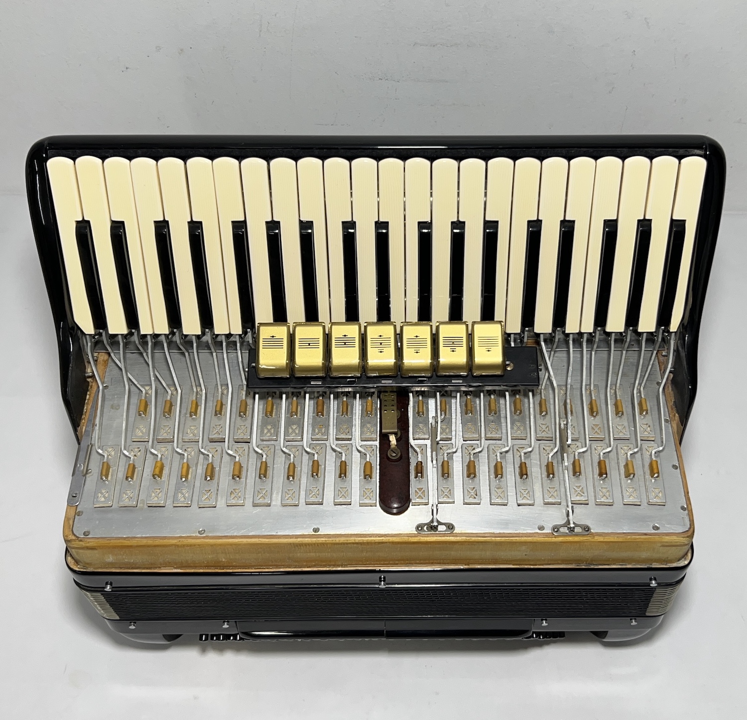 Acordeon Scandalli Série Ouro - Terça Oitavada - 7/4 Registros - 9.3 kg - 45,5 cm 