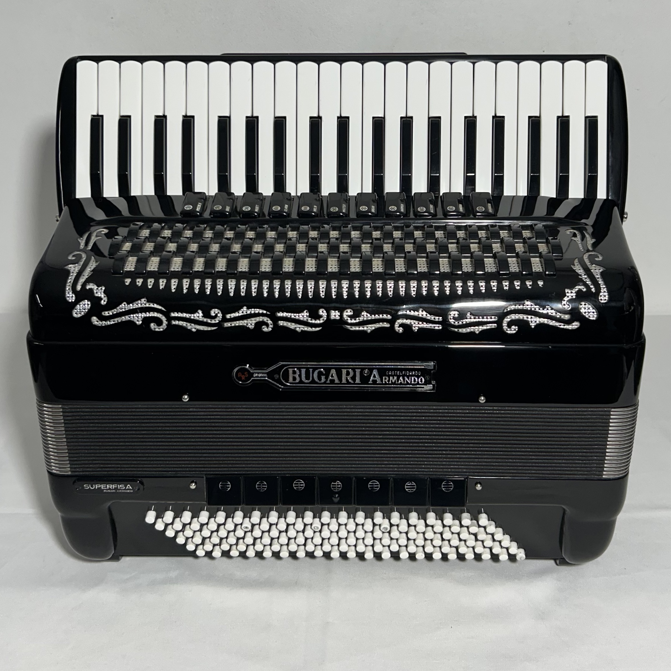 Acordeon Armando Bugari - Quarta Oitavada - 11/7 Registros - 11 kg - 48 cm 