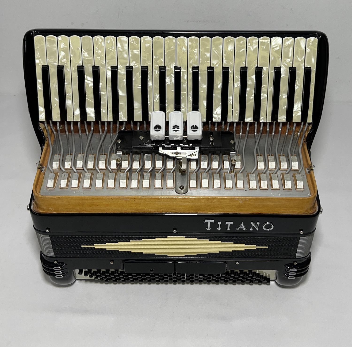 Acordeon Titano Model Ideal - Segunda de voz - 3/2 Registros - 8.3 kg - 43 cm 