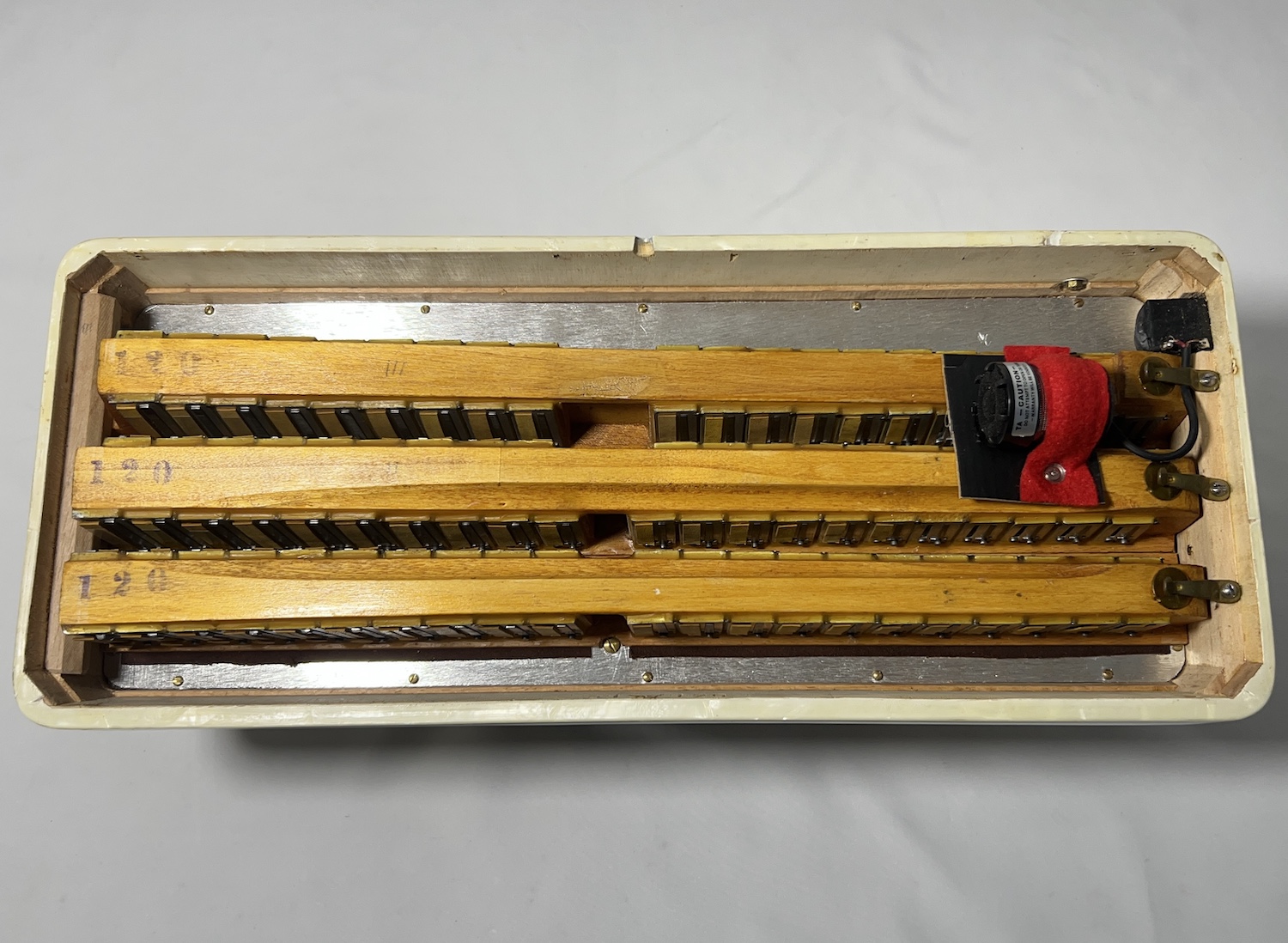 Acordeon Scandalli Série Ouro - Terça Violin - 5/2 Registros - 8.4 kg - 43 cm