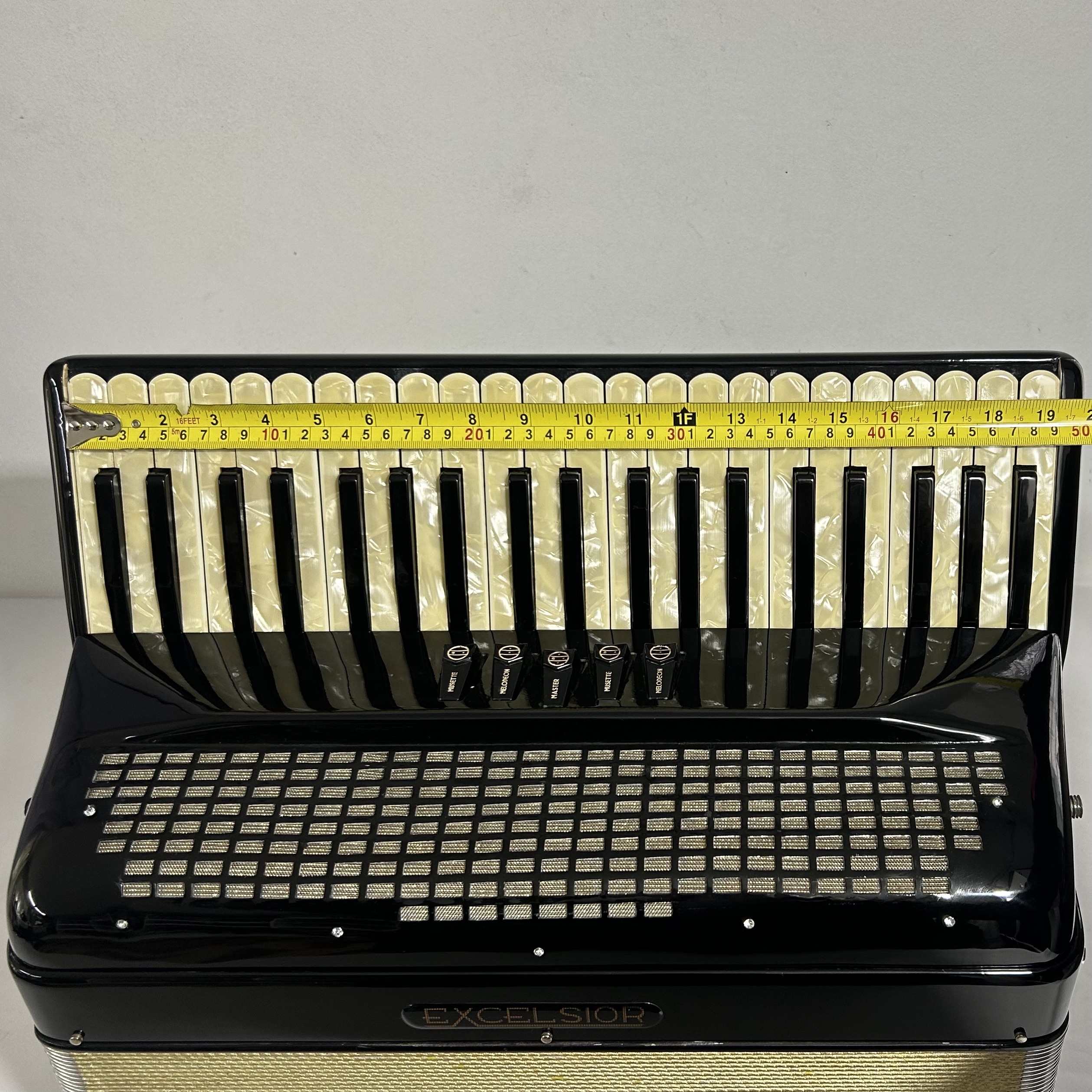 Acordeon Excelsior - Terça de voz - 5 Registros - 9,6 kg - 49 cm 