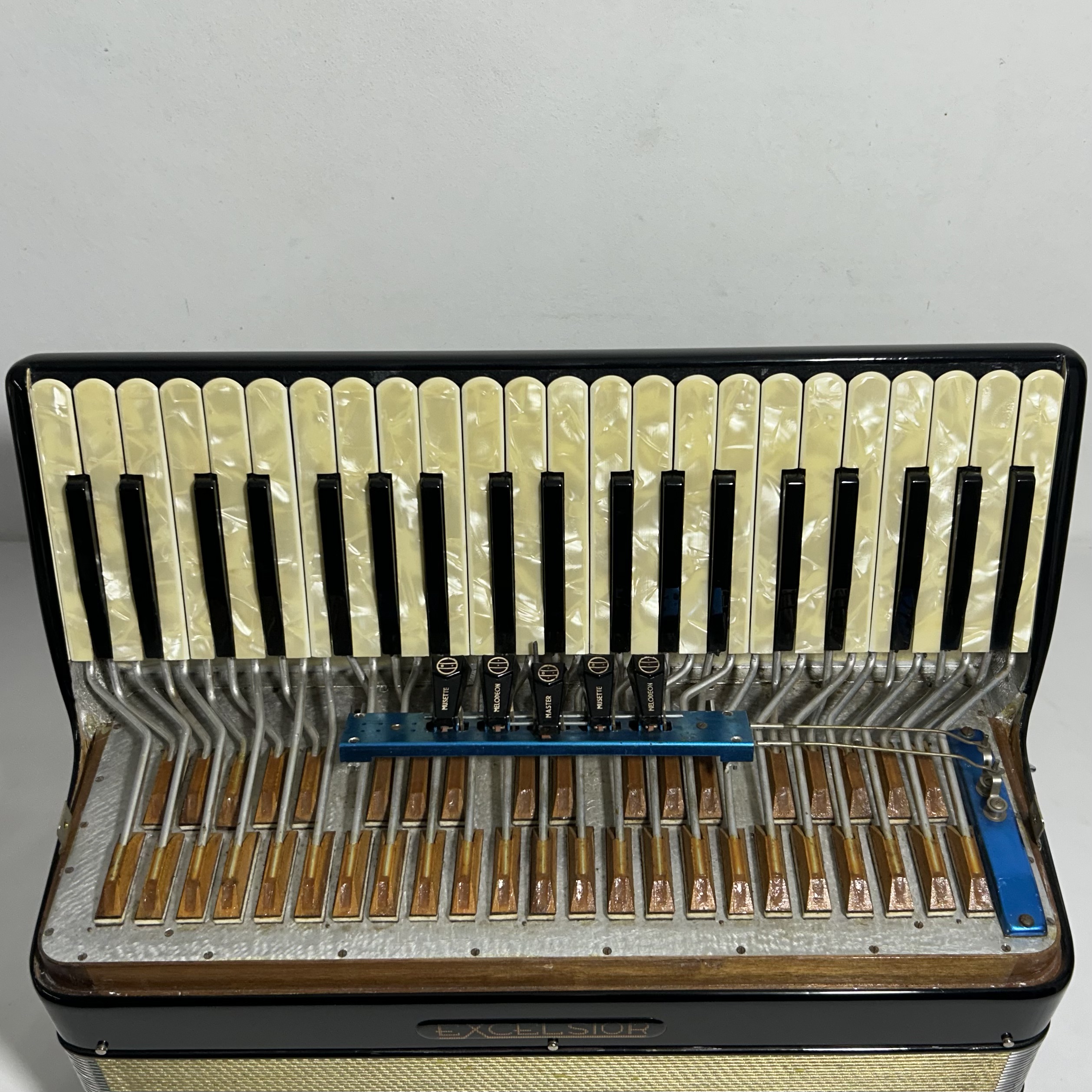 Acordeon Excelsior - Terça de voz - 5 Registros - 9,6 kg - 49 cm 