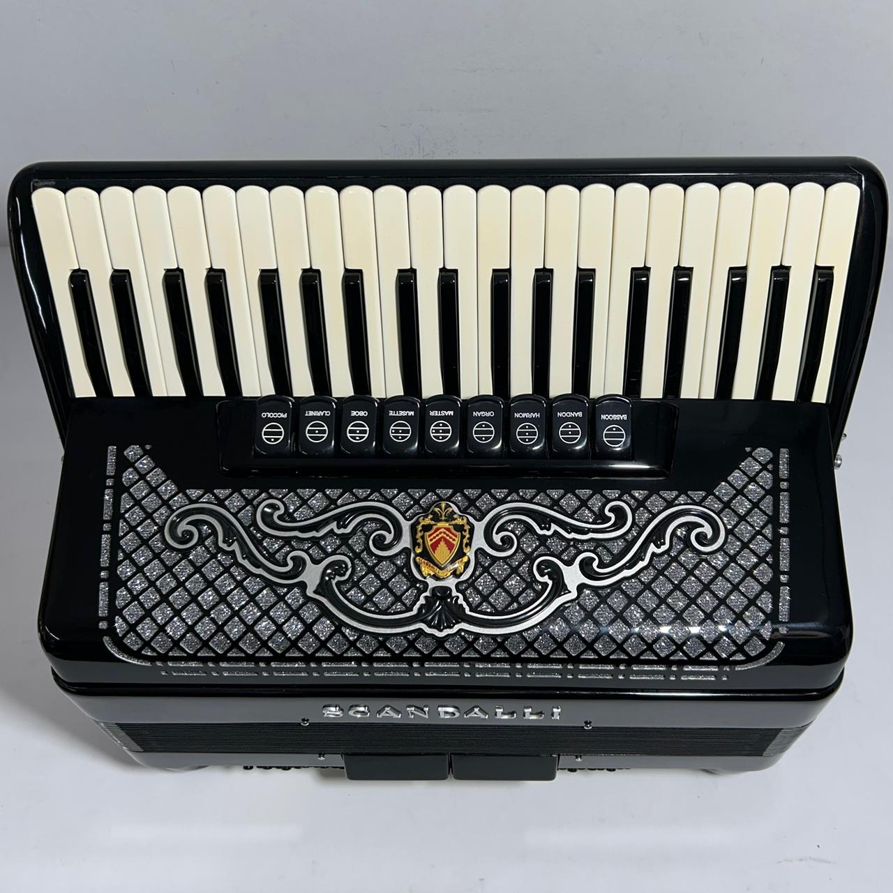 Acordeon Scandalli Brevetto - Quarta Polifônica - 9/2 Registros - 11.2 kg - 48 cm 