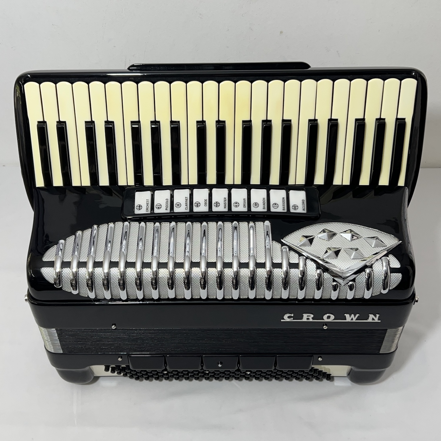 Acordeon Crown - Terça Oitavada - 9/5 Registros - 10.3 kg  - 49 cm 
