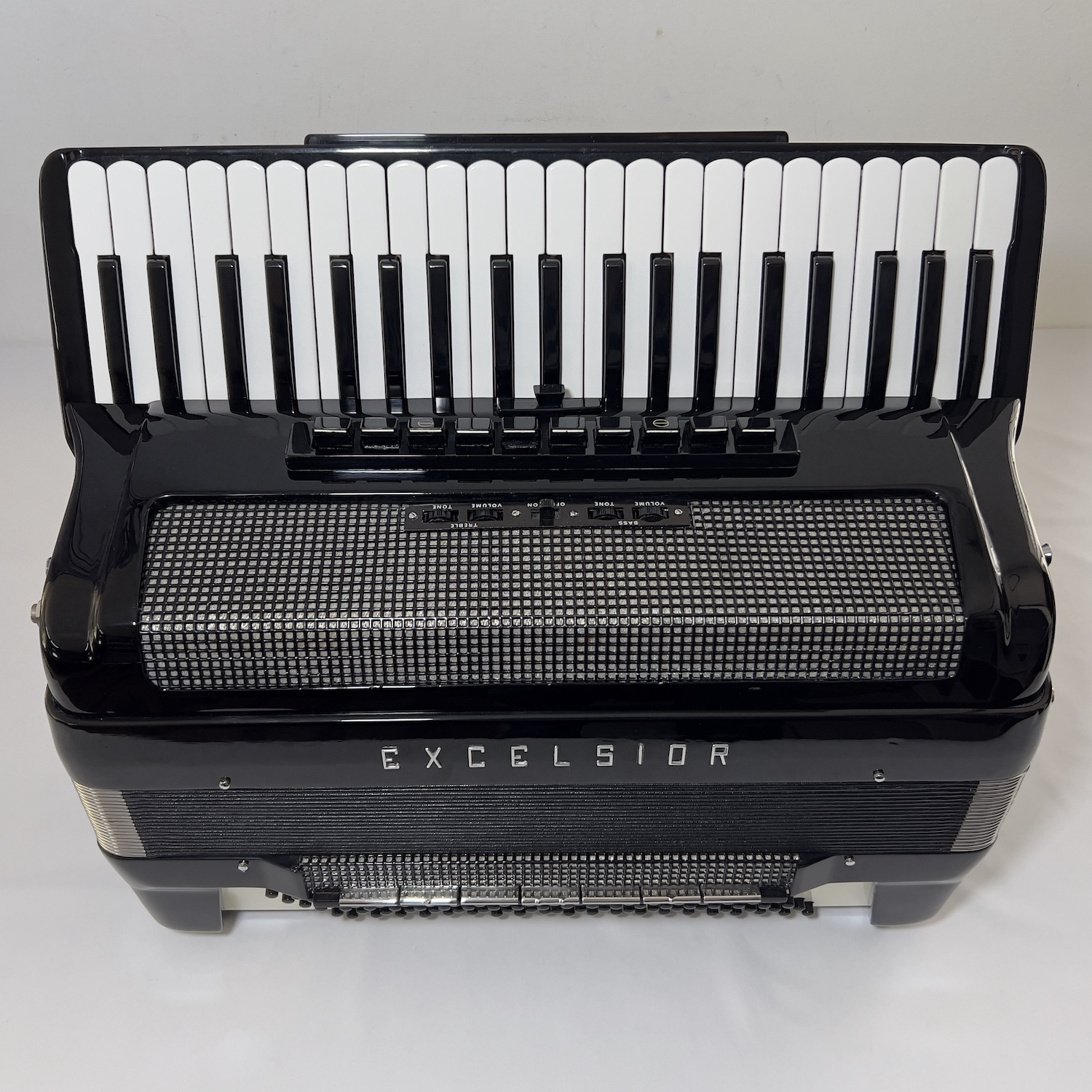 Acordeon Excelsior Polifônico - Quarta Oitavada - 11/8 Reg. - 11.4 kg - 48,5 cm 