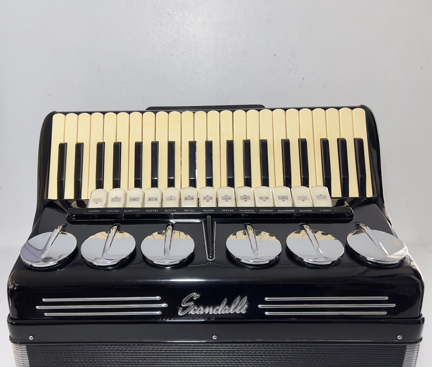 Acordeon Scandalli Brevetto - polifônico - 13/6 Registros - 11.2 kg - 48 cm 