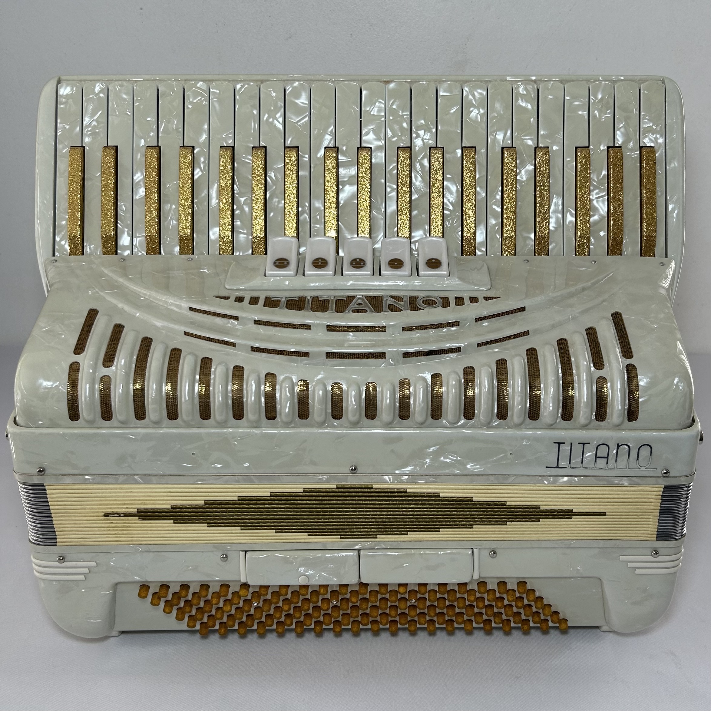 Acordeon Titano - Terça de Voz Violin - 5/2 Registros - 9,1 kg - 47,5 cm